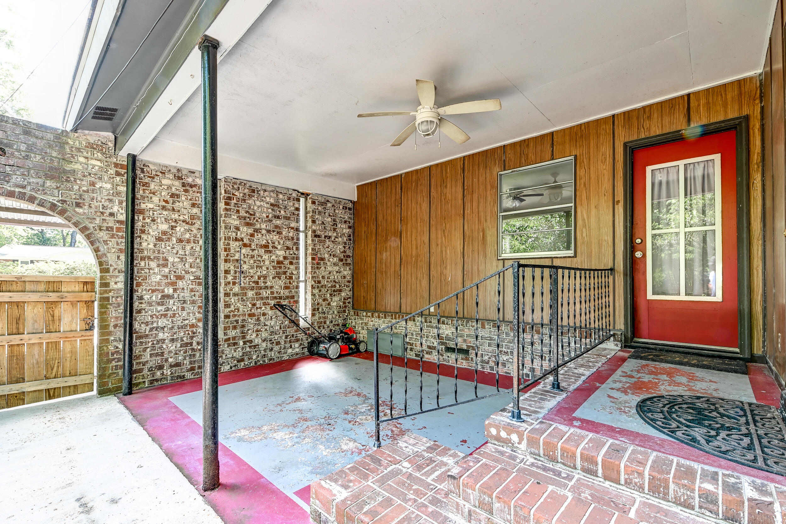 Property image 2 of 108 Helen Drive in Summerville Heights, Summerville, SC 29483