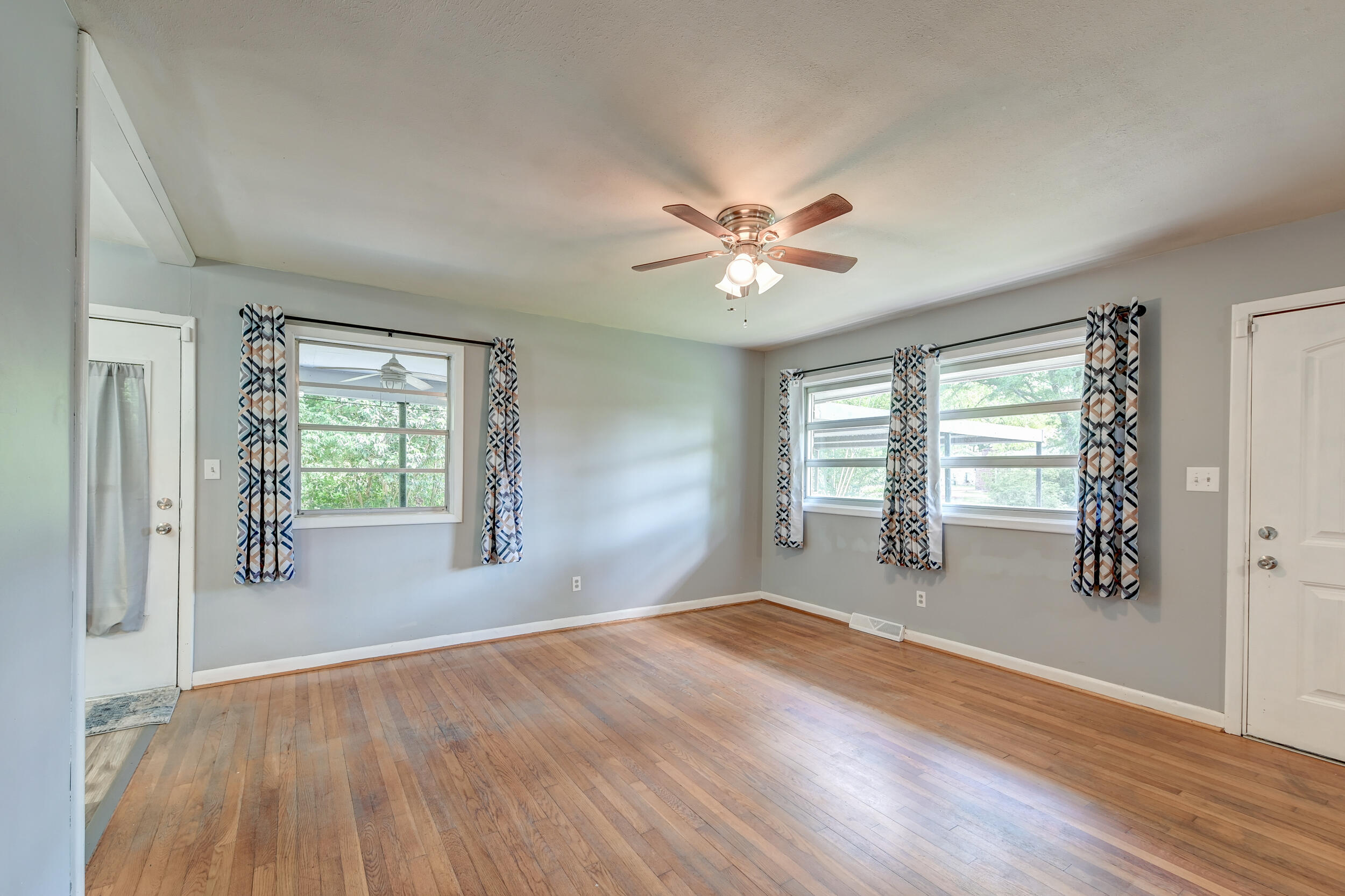 Property image 3 of 108 Helen Drive in Summerville Heights, Summerville, SC 29483