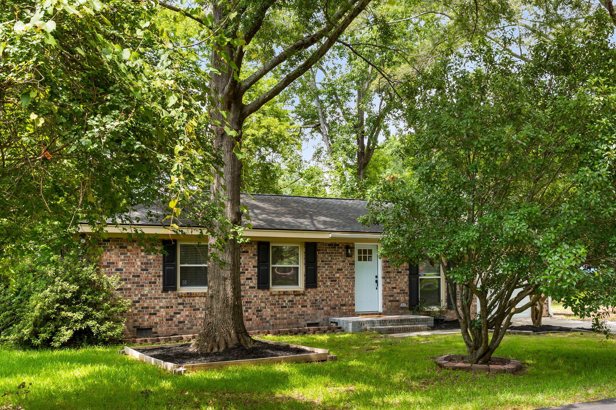 Property image 2 of 400 Tammie Avenue in Boulder Bluff, Goose Creek, SC 29445