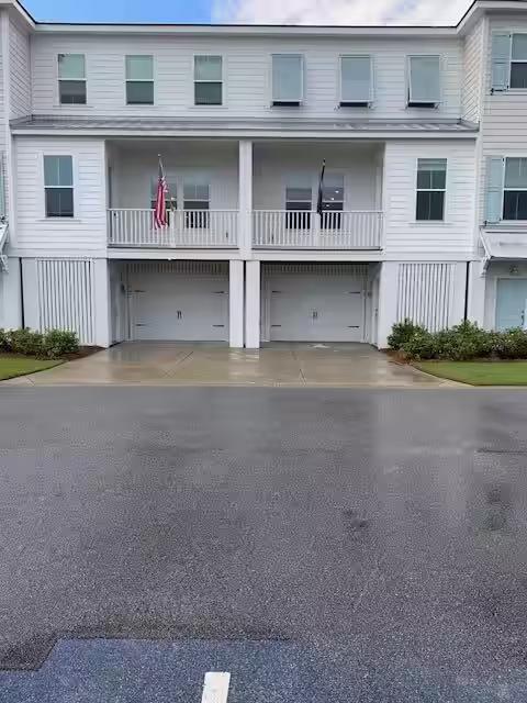Governors Cay, Charleston Community