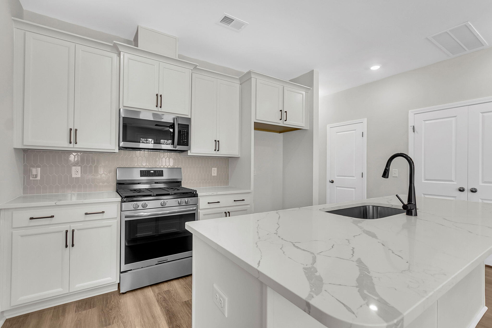 Property image 4 of 813 Alma Square Drive in Abbey Walk, Moncks Corner, SC 29461