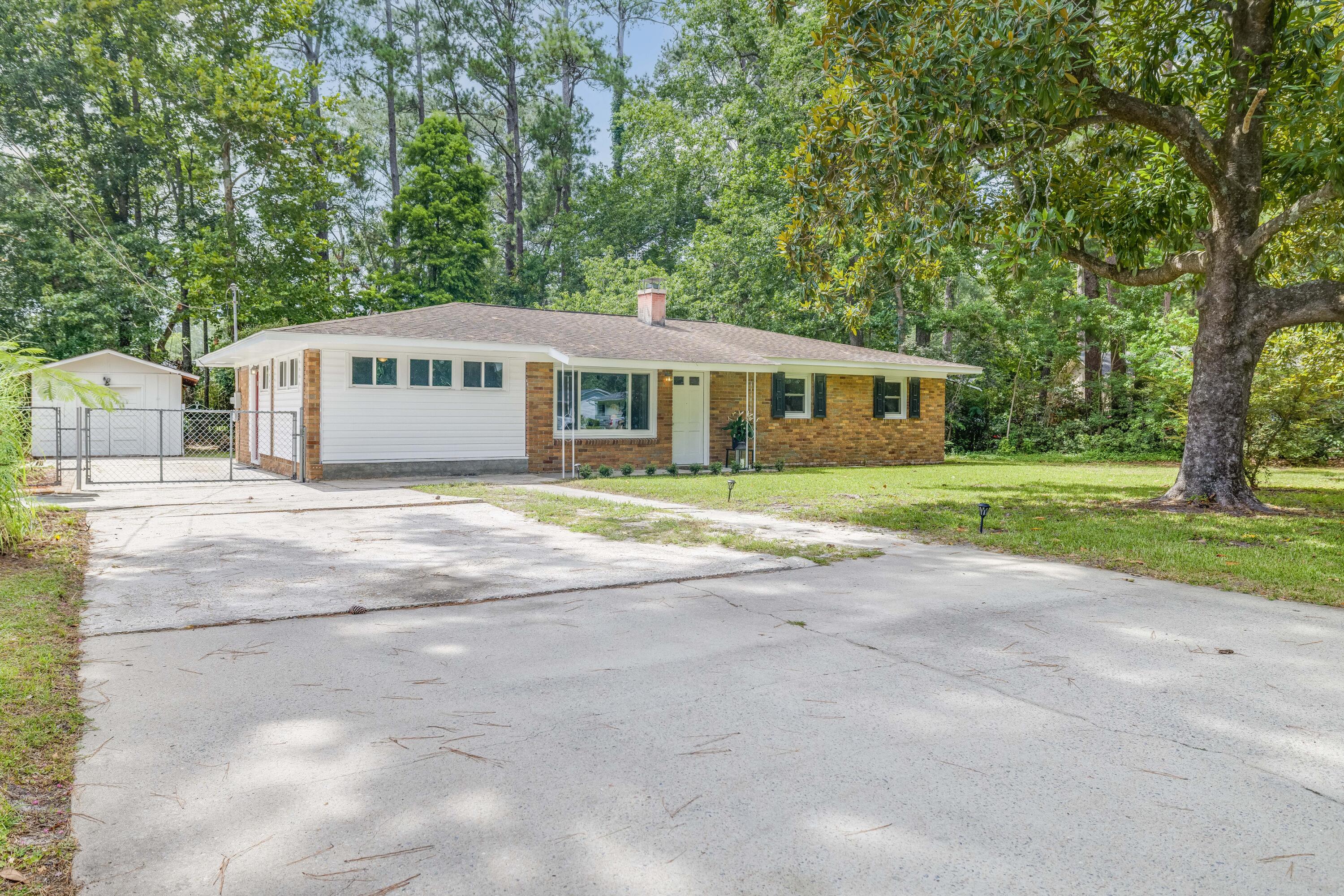 Property image 2 of 124 Helen Drive in Summerville Heights, Summerville, SC 29483