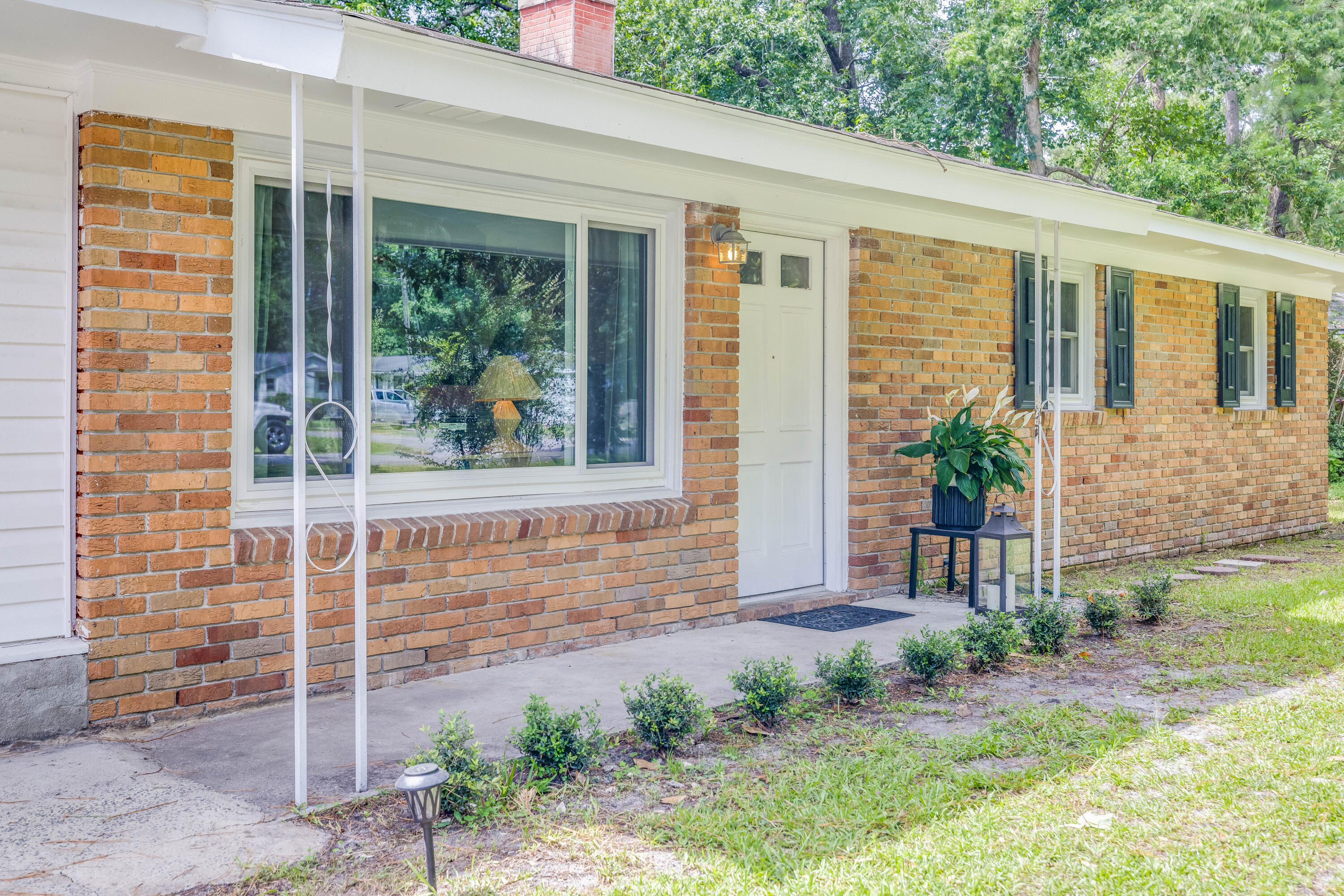 Property image 3 of 124 Helen Drive in Summerville Heights, Summerville, SC 29483