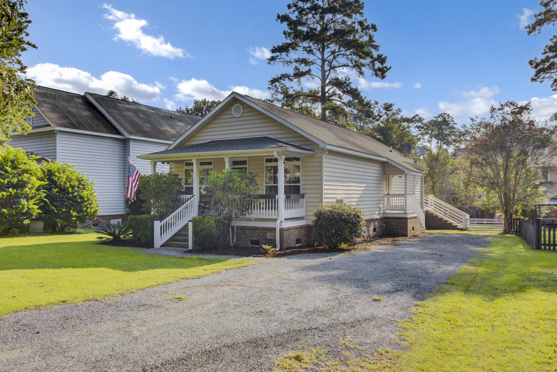 Property image 2 of 109 Candlelite Path in Country Club Estates, Summerville, SC 29483