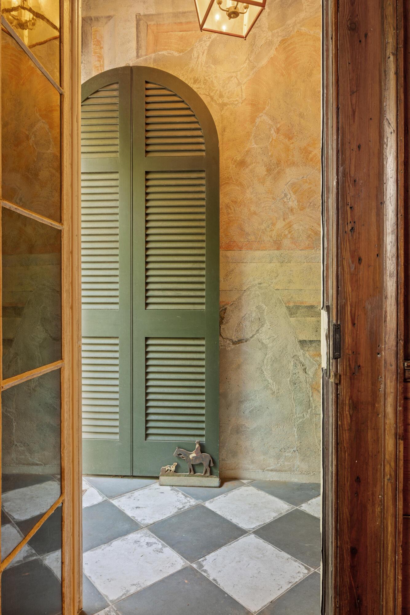 Property image 4 of 26 Queen Street in French Quarter, Charleston, SC 29401