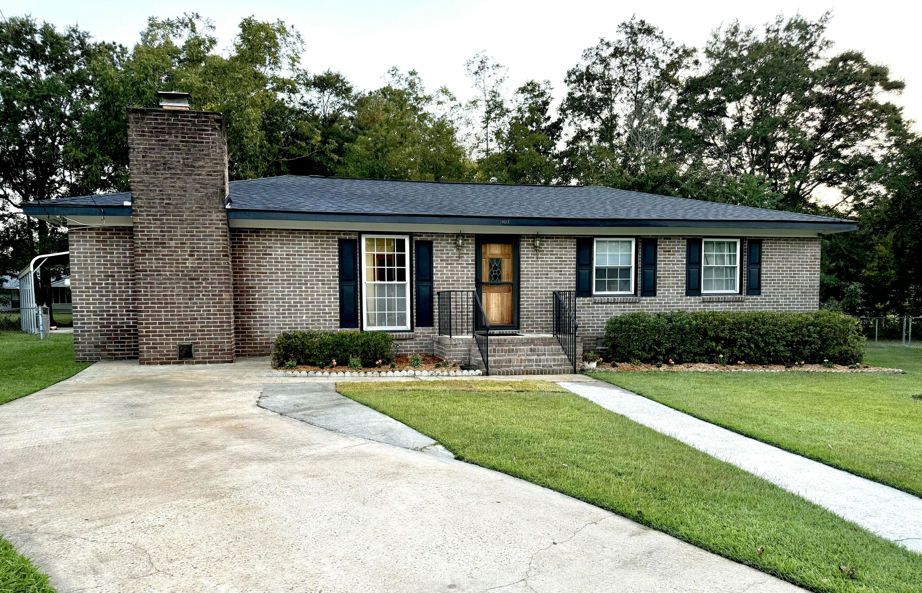 Property image 2 of 407 Farm Road in Pineview Hills, Goose Creek, SC 29445