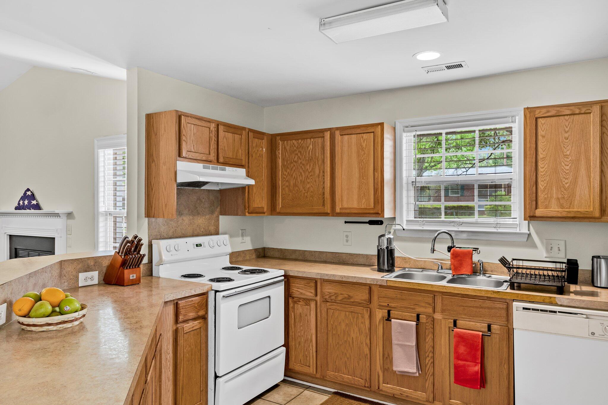 Property image 2 of 2919 Fernwood Drive in Deer Park, North Charleston, SC 29406