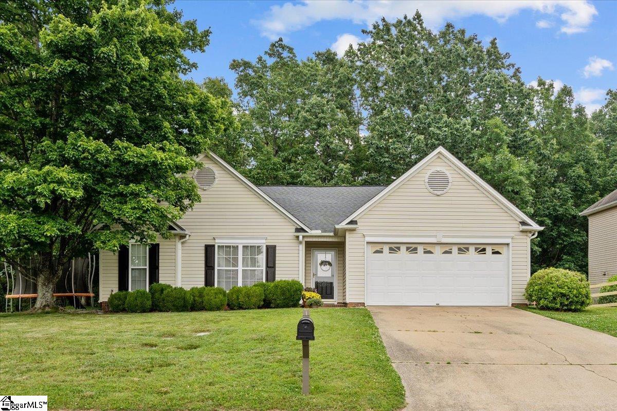 Property image 2 of 300 Beckenham Lane in Half Mile Lake, Greenville, SC 29609