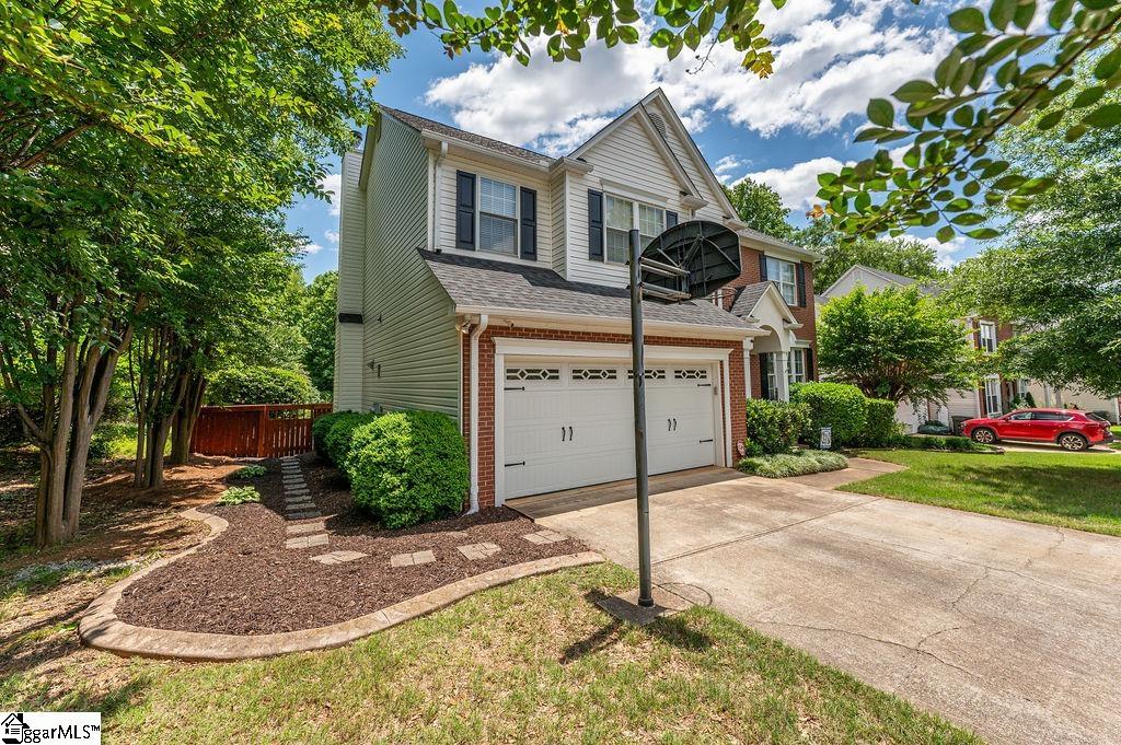 Property image 2 of 208 N Antigo Court in Hudson Forest, Greer, SC 29650