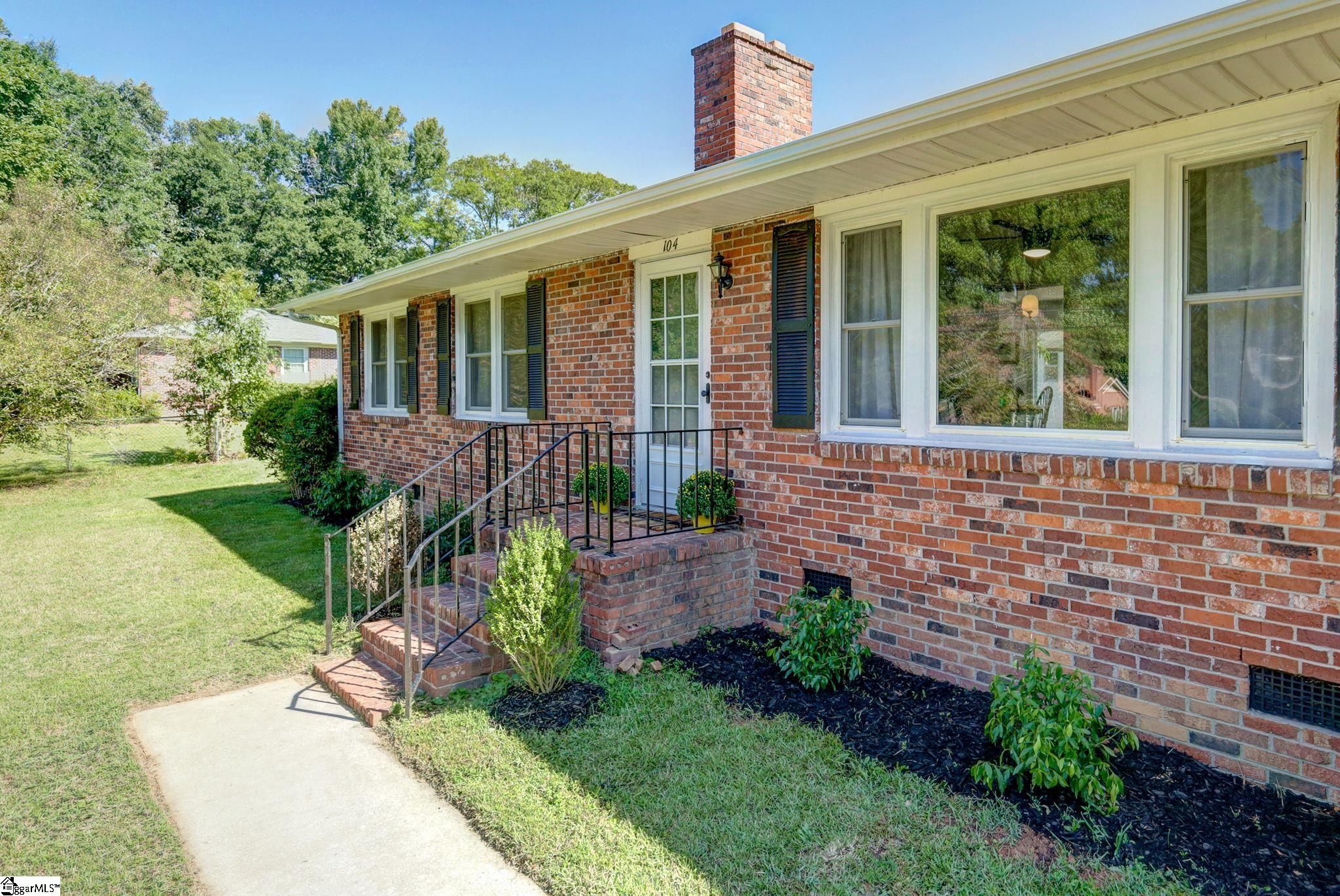 Property image 2 of 104 Crescent Drive in Grayview Estate, Laurens, SC 29360