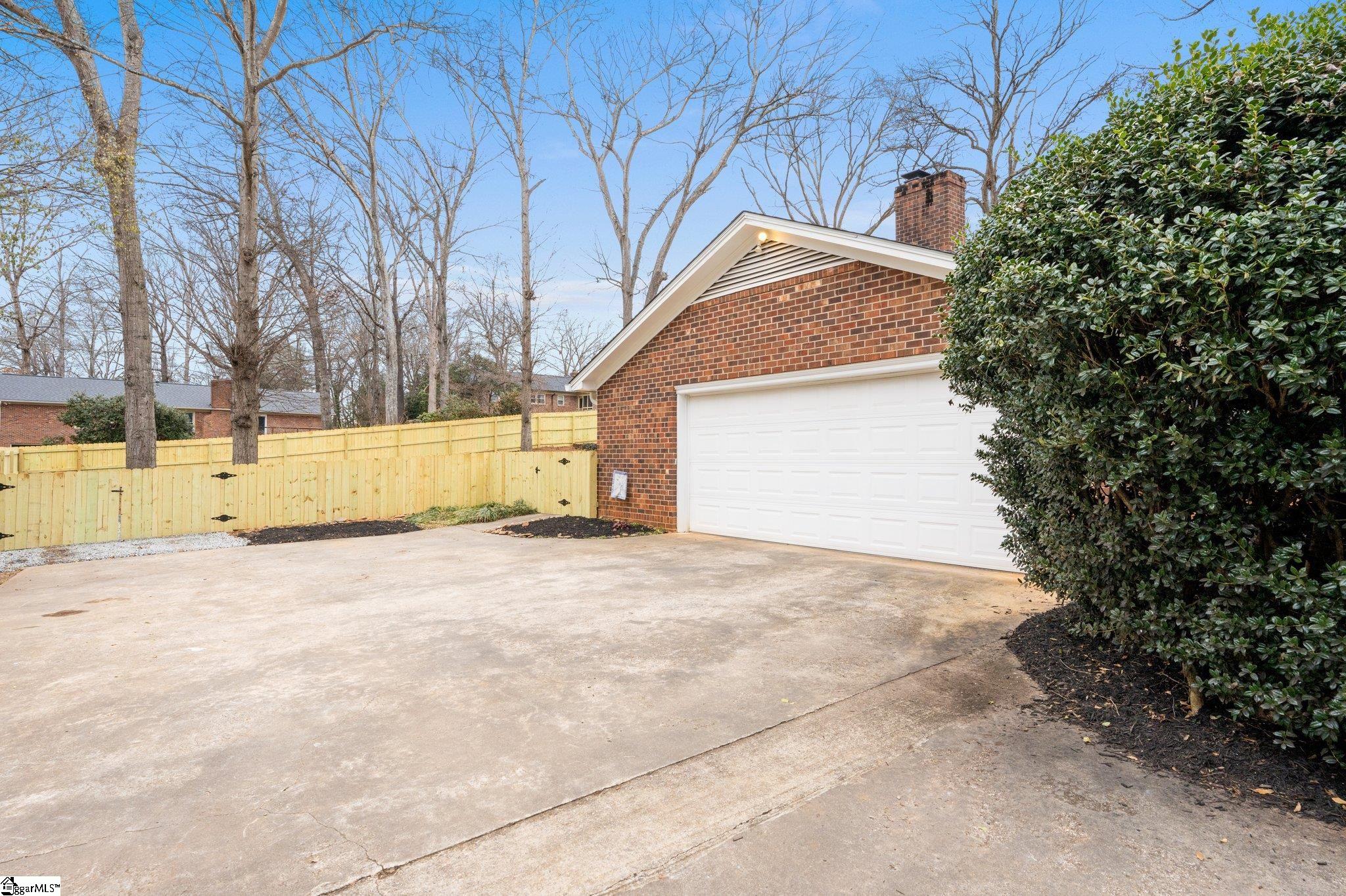 Property image 4 of 1 Donington Drive in Kingsgate, Greenville, SC 29615