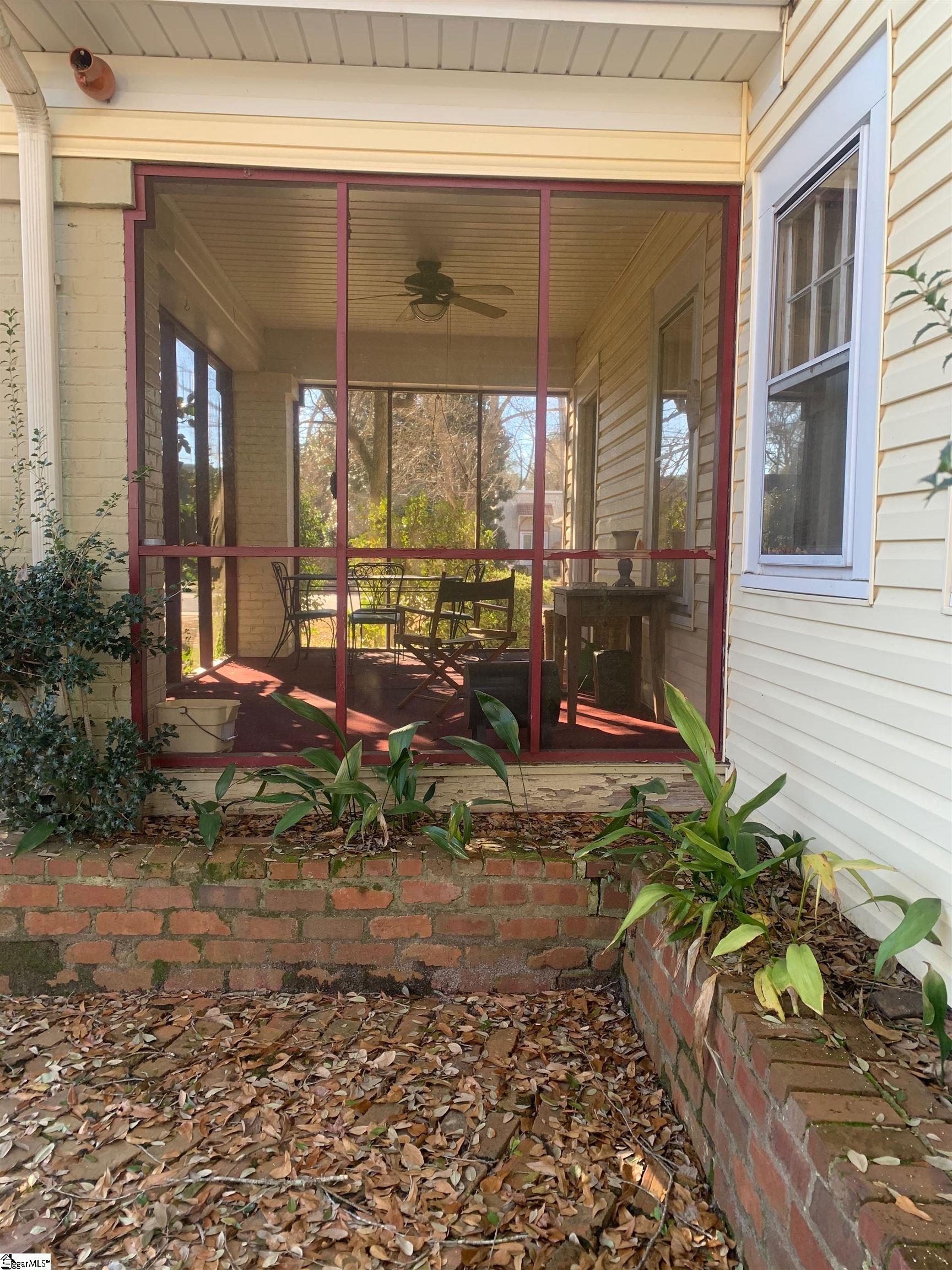 Property image 5 of 306 W Walnut Street in College View, Clinton, SC 29325
