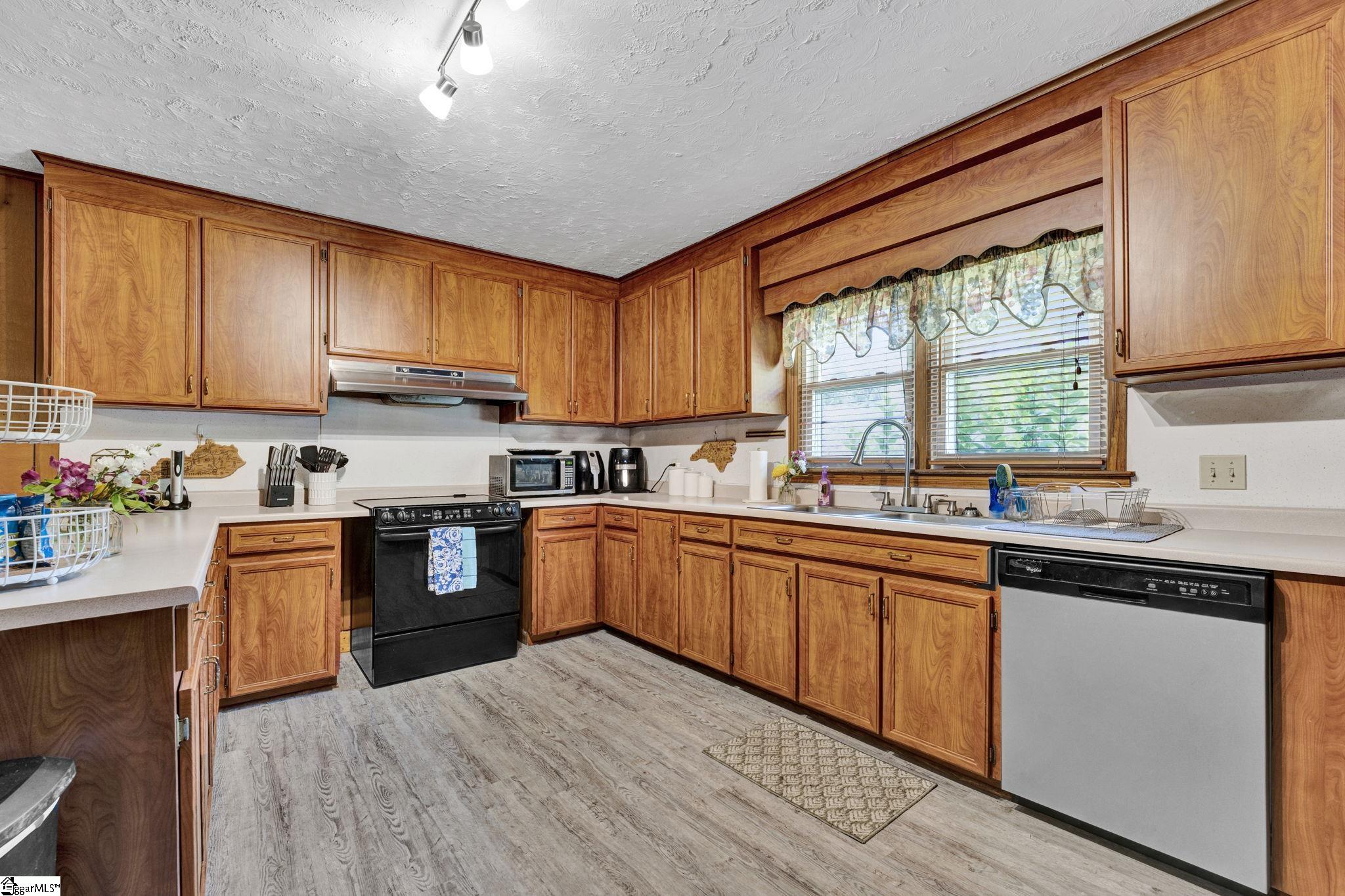 Property image 5 of 605 S Adair Street in College View, Clinton, SC 29325