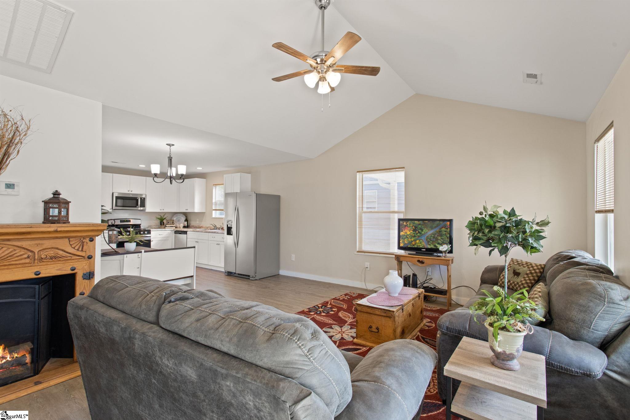 Property image 4 of 325 Dillon Drive in Blossom Meadows, Clinton, SC 29325