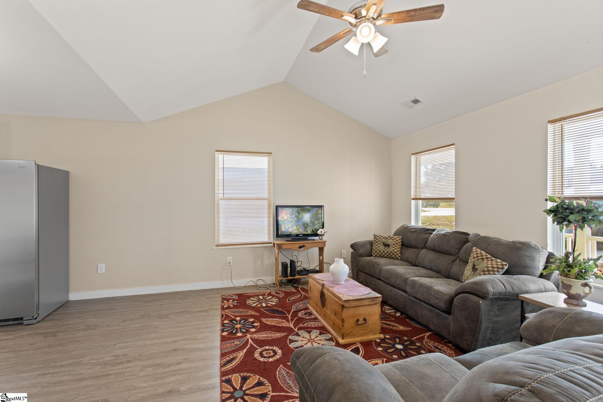 Property image 5 of 325 Dillon Drive in Blossom Meadows, Clinton, SC 29325