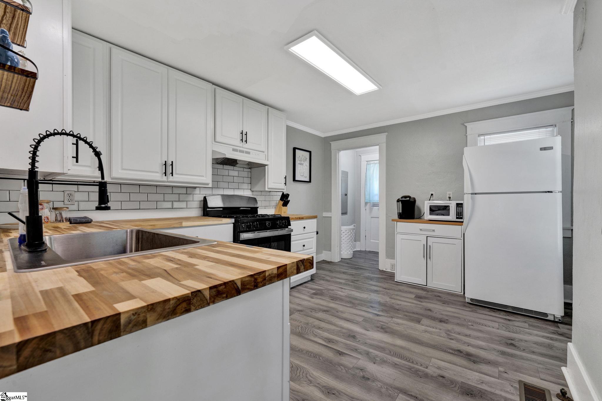 Property image 4 of 409 Calvert Avenue in College View, Clinton, SC 29325