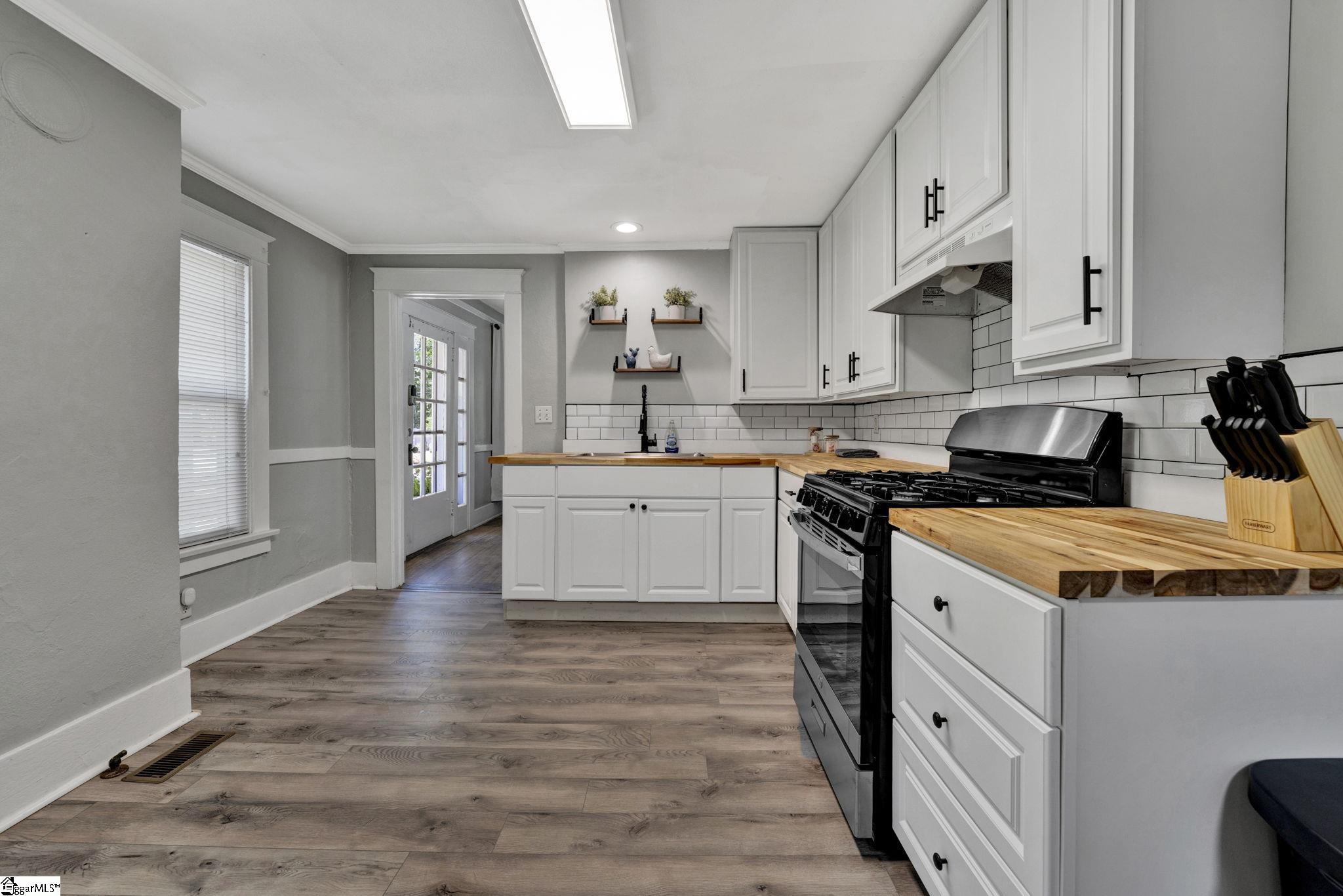 Property image 5 of 409 Calvert Avenue in College View, Clinton, SC 29325
