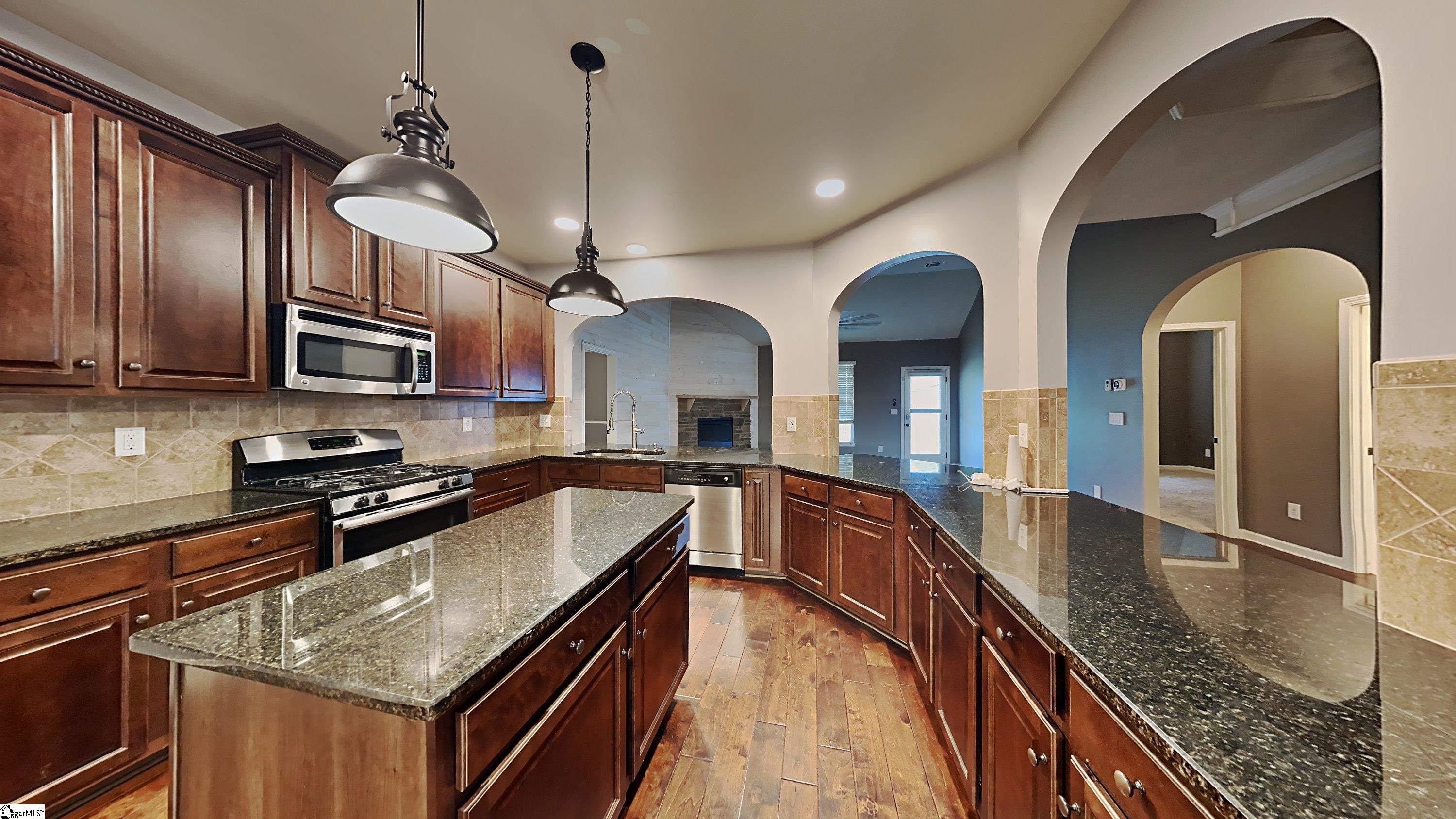 Property image 2 of 808 E Holloway Drive in Reidville Crossing, Woodruff, SC 29388