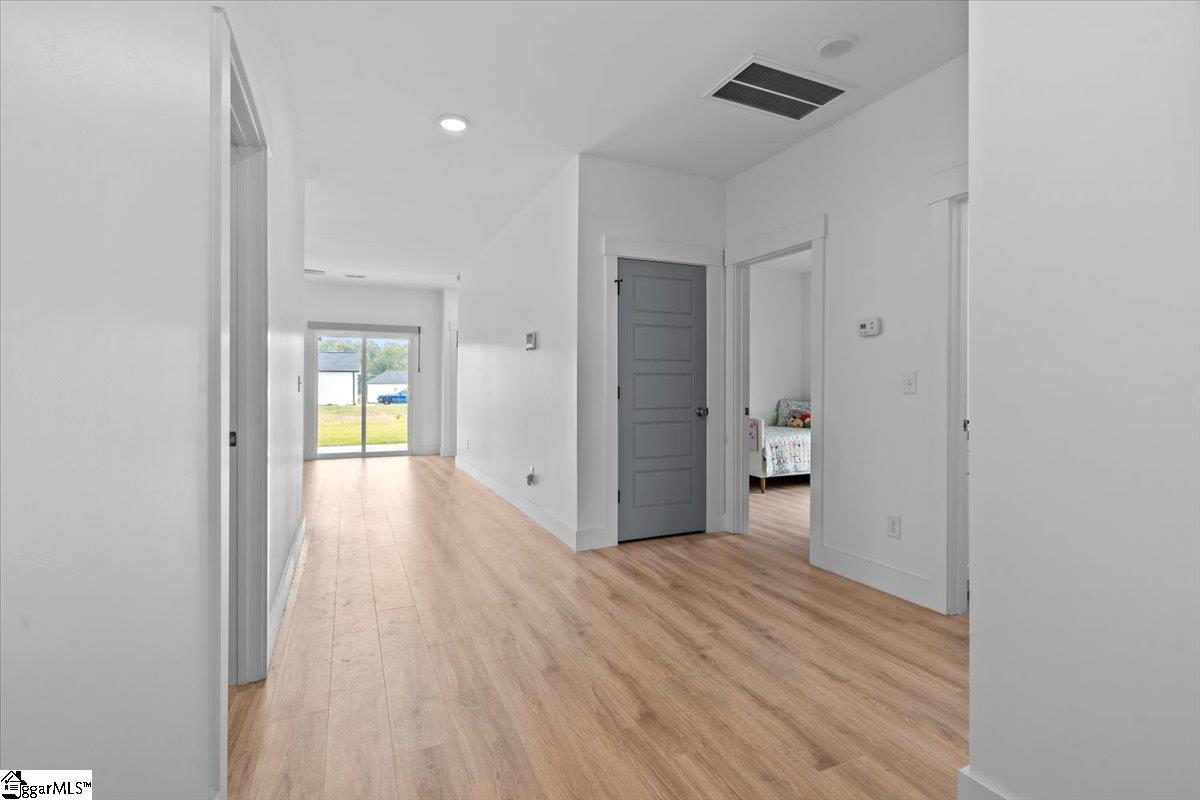 Property image 4 of 211 Essex Drive in Hampton Woods, Clinton, SC 29325