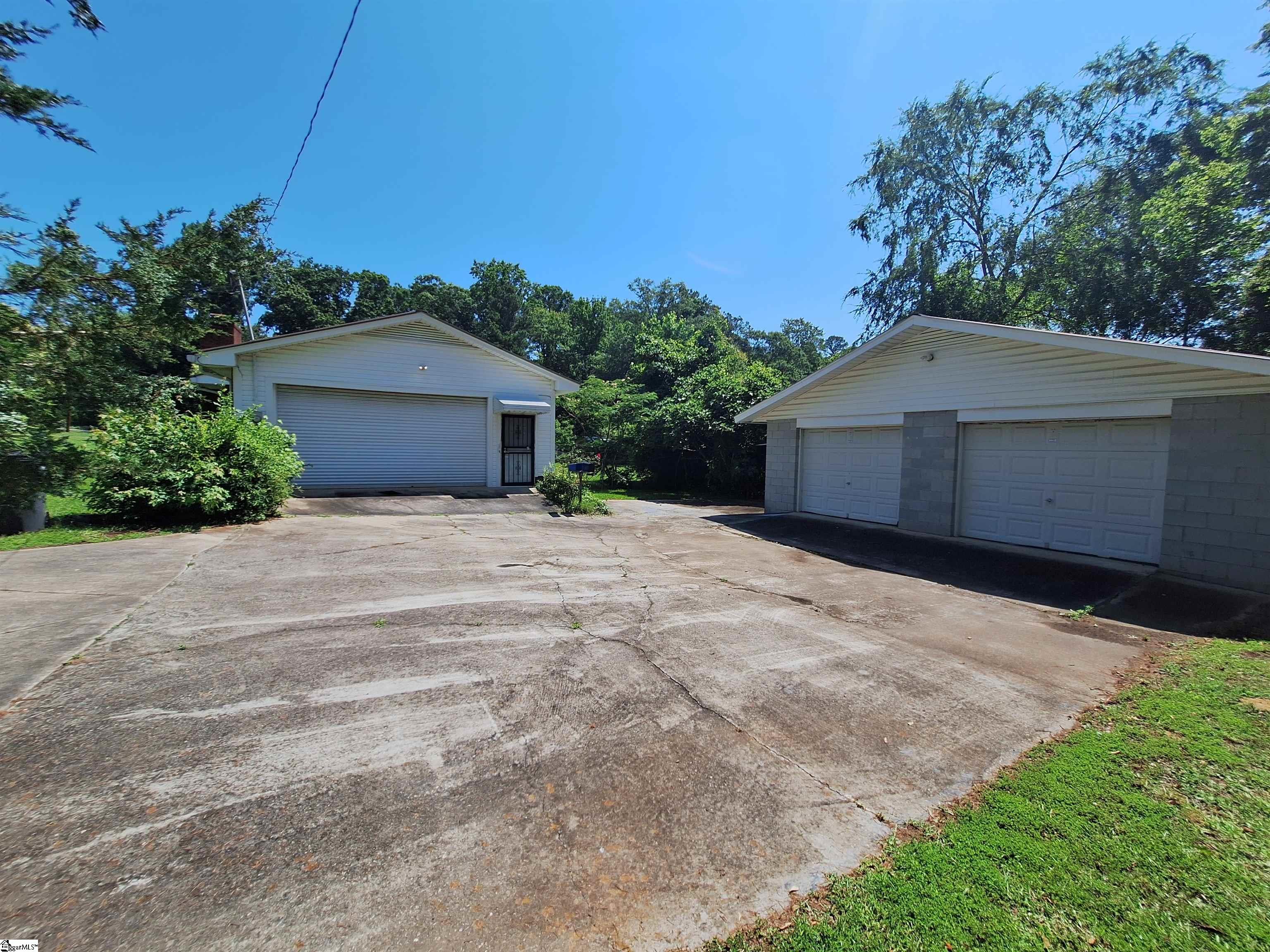 Property image 3 of 107 Pine Road in Grayview Estate, Laurens, SC 29360