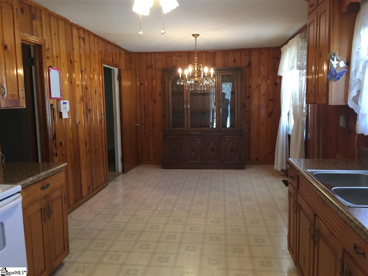 Property image 5 of 207 Crescent Drive in Grayview Estate, Laurens, SC 29360