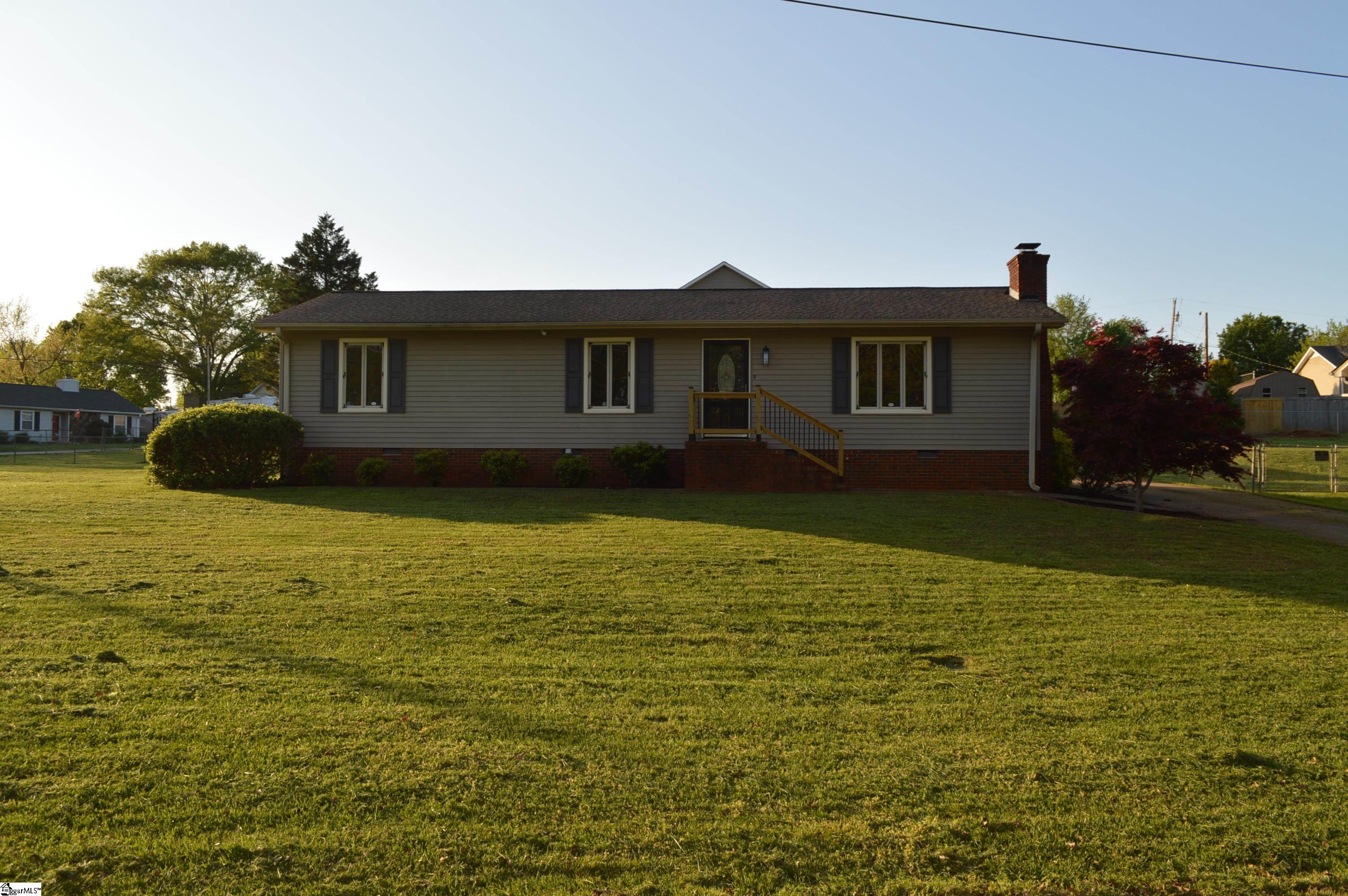 Property image 2 of 301 E Celestial Drive in Crestview Hills, Greer, SC 29651
