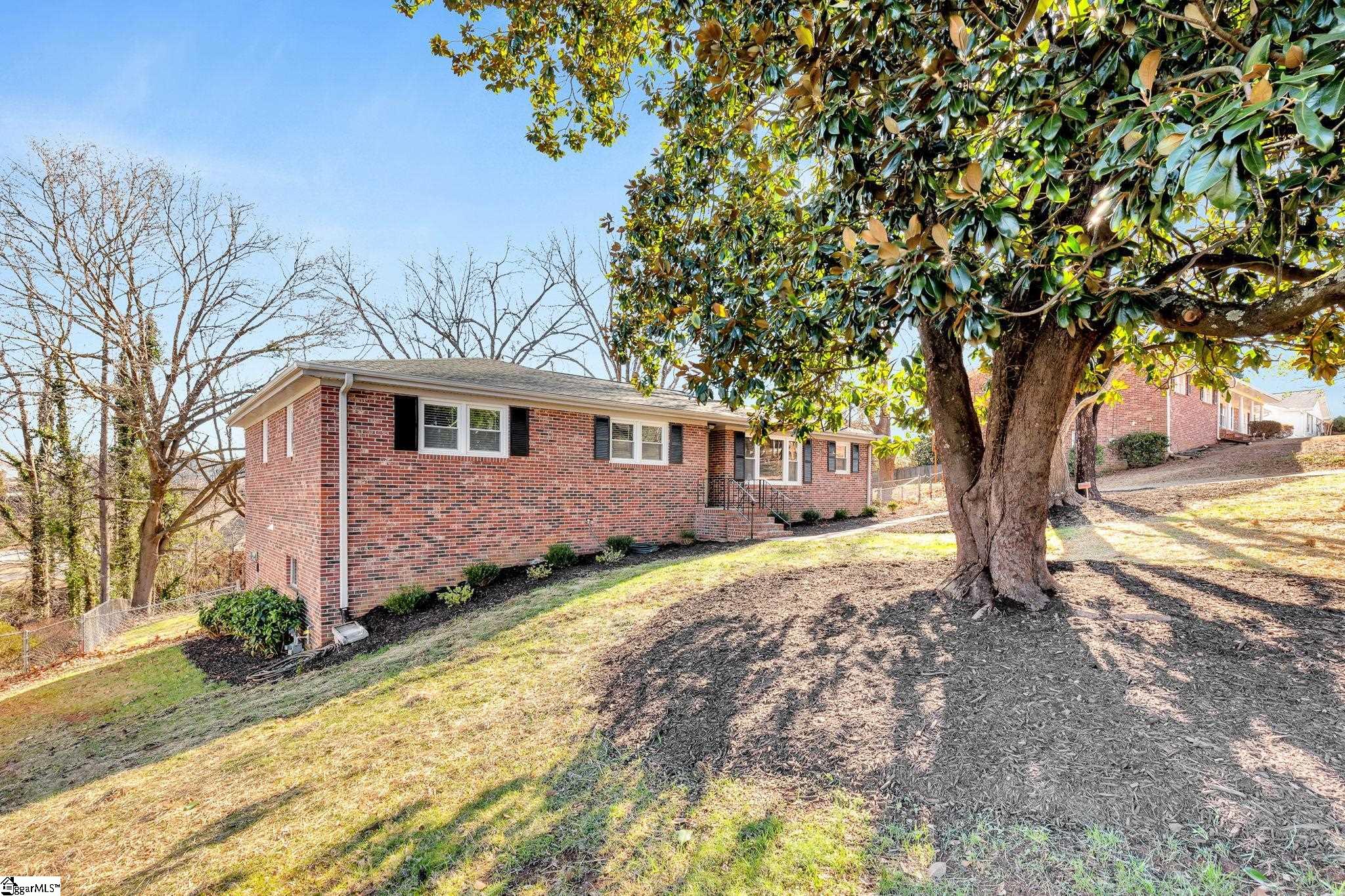 Property image 2 of 812 Butler Springs Road in Heritage Hills, Greenville, SC 29615-1924