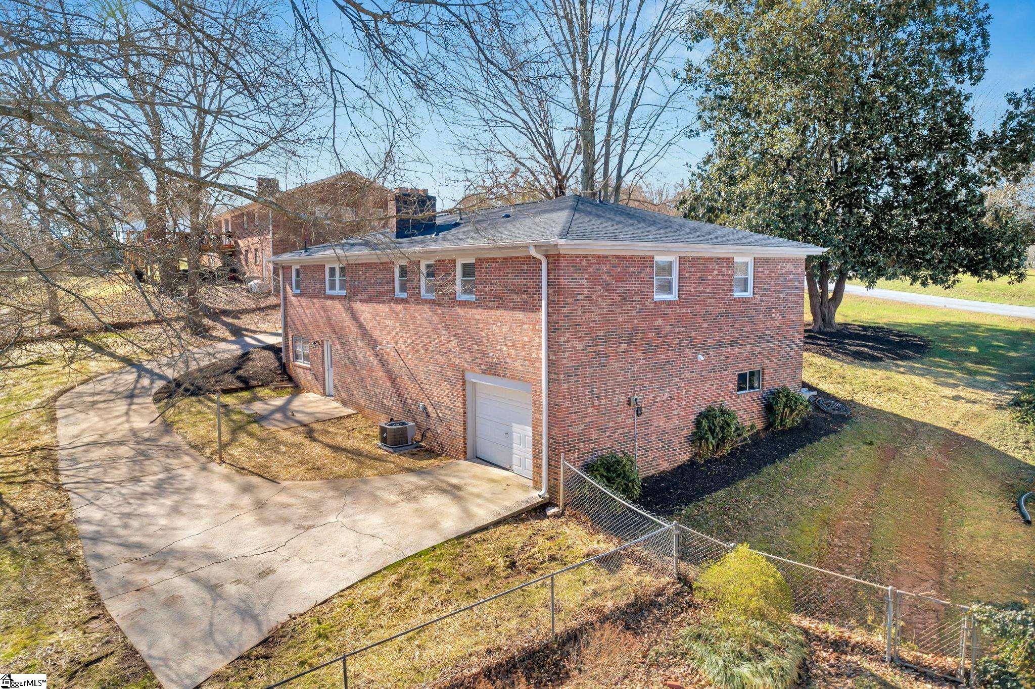 Property image 3 of 812 Butler Springs Road in Heritage Hills, Greenville, SC 29615-1924