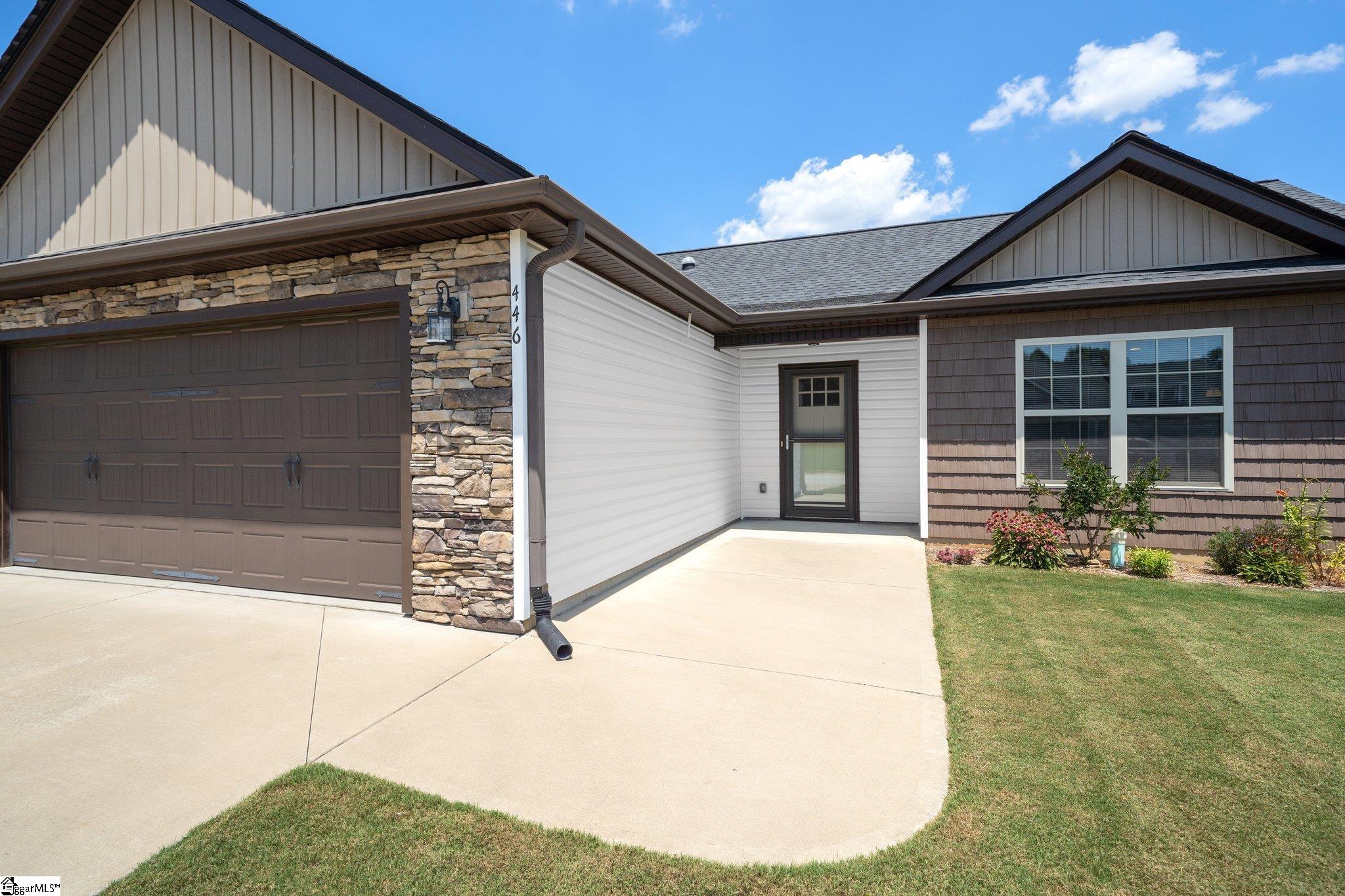 Property image 2 of 446 Peaksview Drive in Lockeland Park, Simpsonville, SC 29681