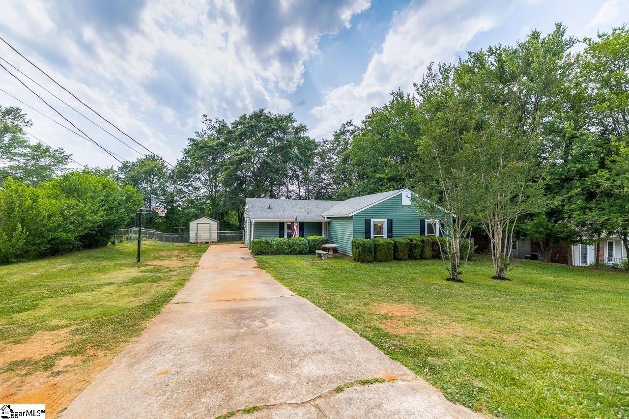 Property image 2 of 125 W Celestial Drive in Crestview Hills, Greer, SC 29651