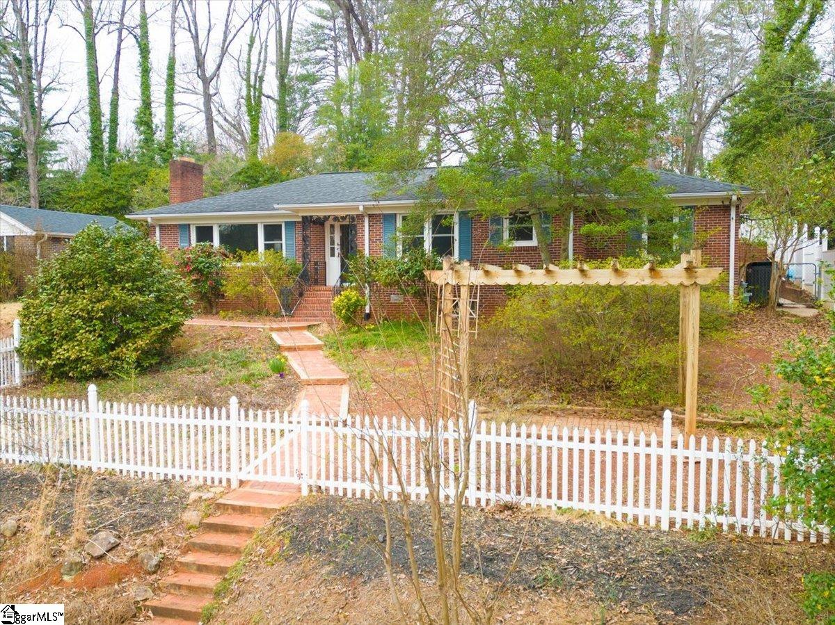 Property image 2 of 215 Dellwood Drive in Dellwood, Greenville, SC 29609
