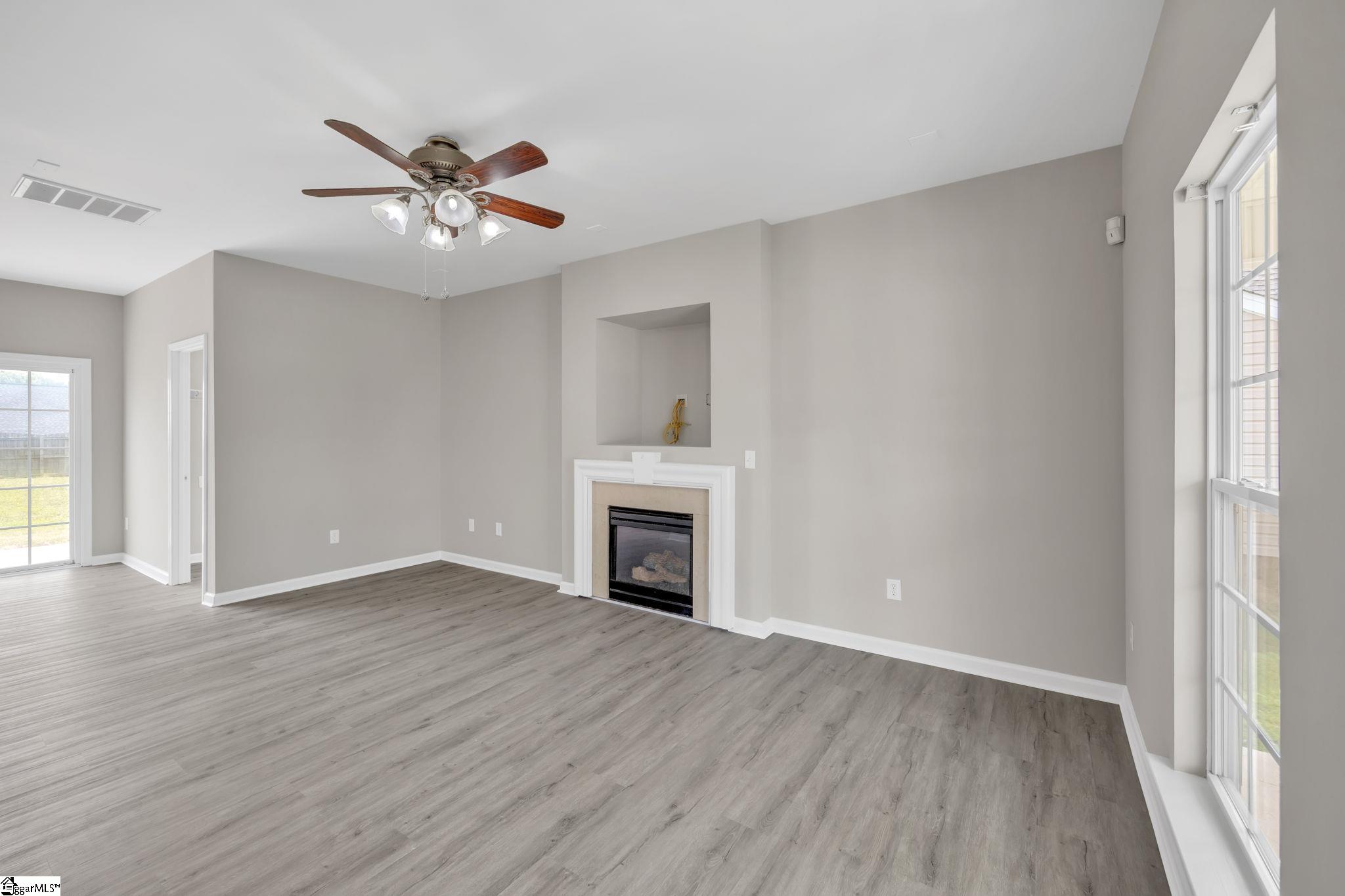 Property image 4 of 712 E Camelton Drive in Reidville Crossing, Woodruff, SC 29388