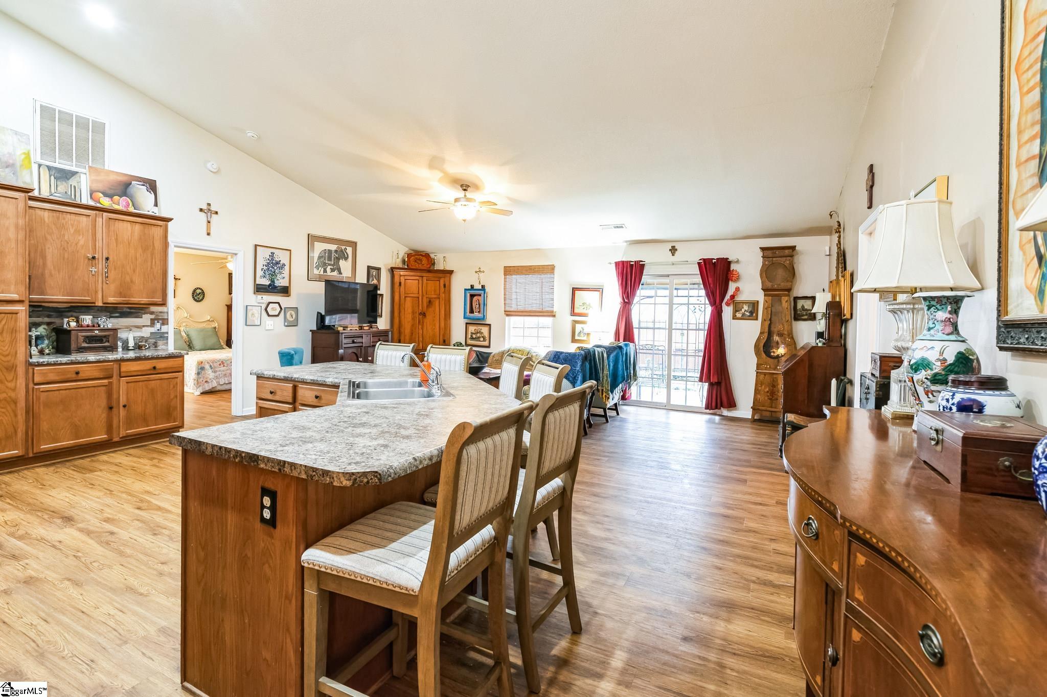 Property image 3 of 113 Kingsdale Court in Autumn Woods, Simpsonville, SC 29680