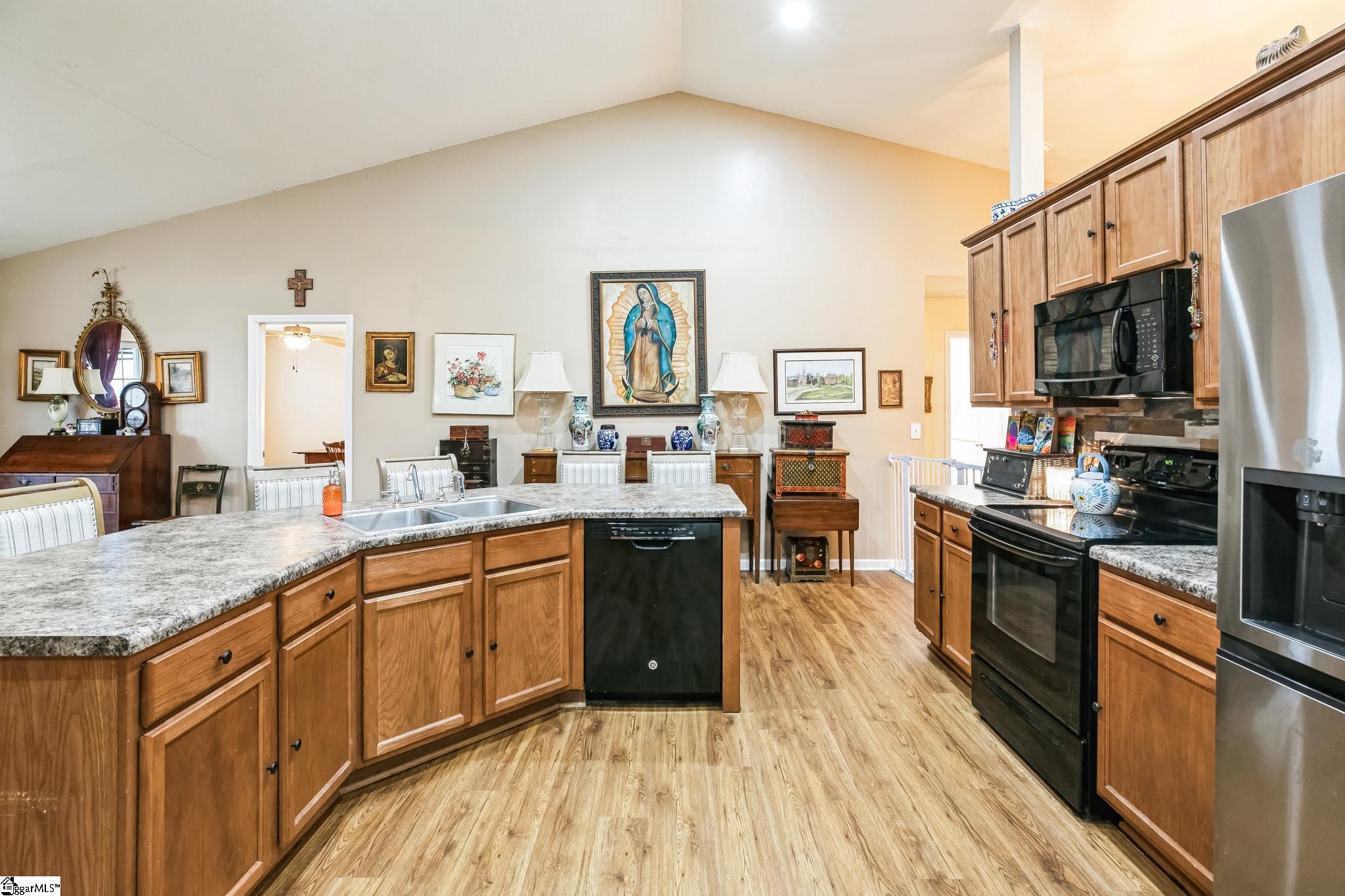 Property image 4 of 113 Kingsdale Court in Autumn Woods, Simpsonville, SC 29680