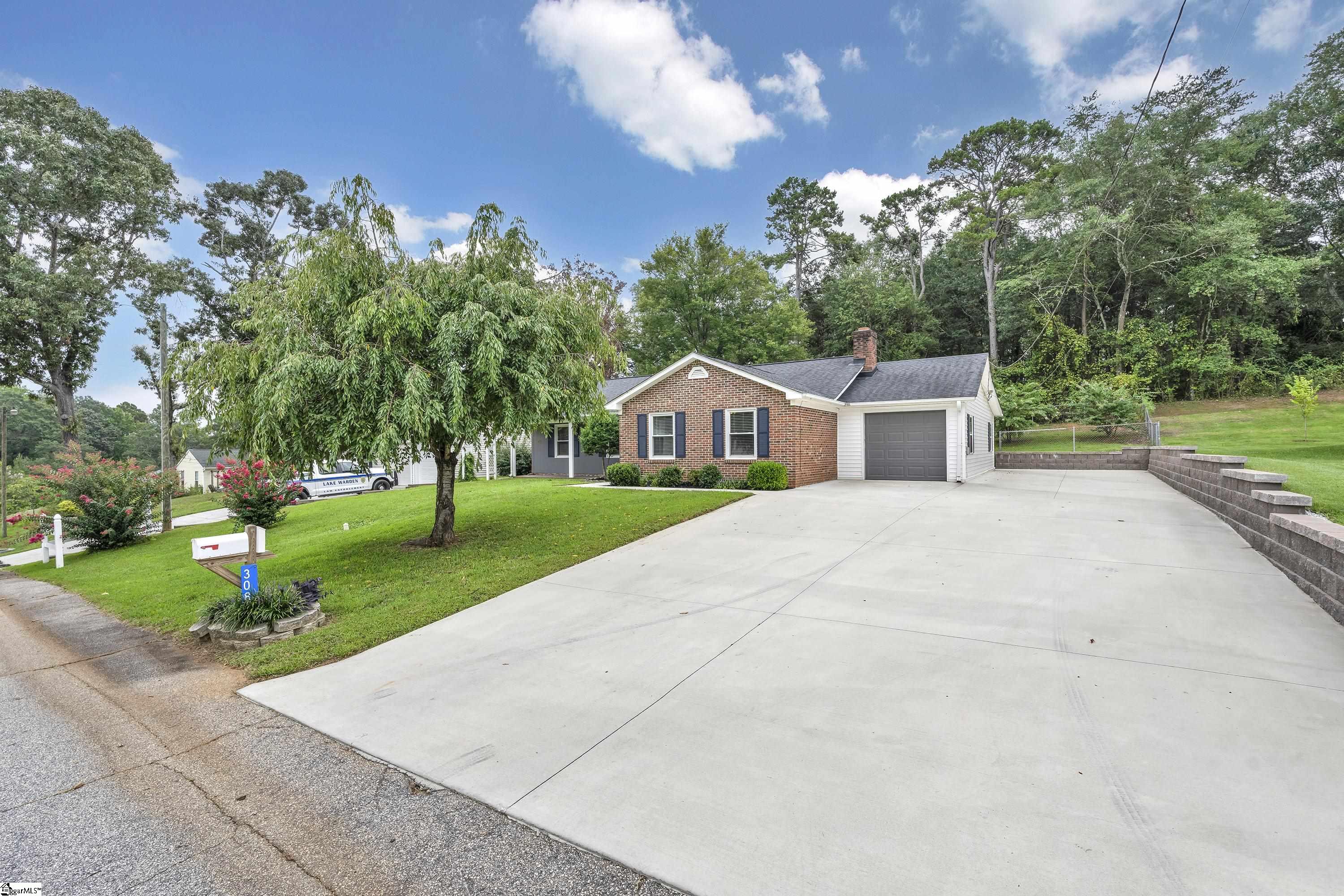 Property image 2 of 308 E Celestial Drive in Crestview Hills, Greer, SC 29651