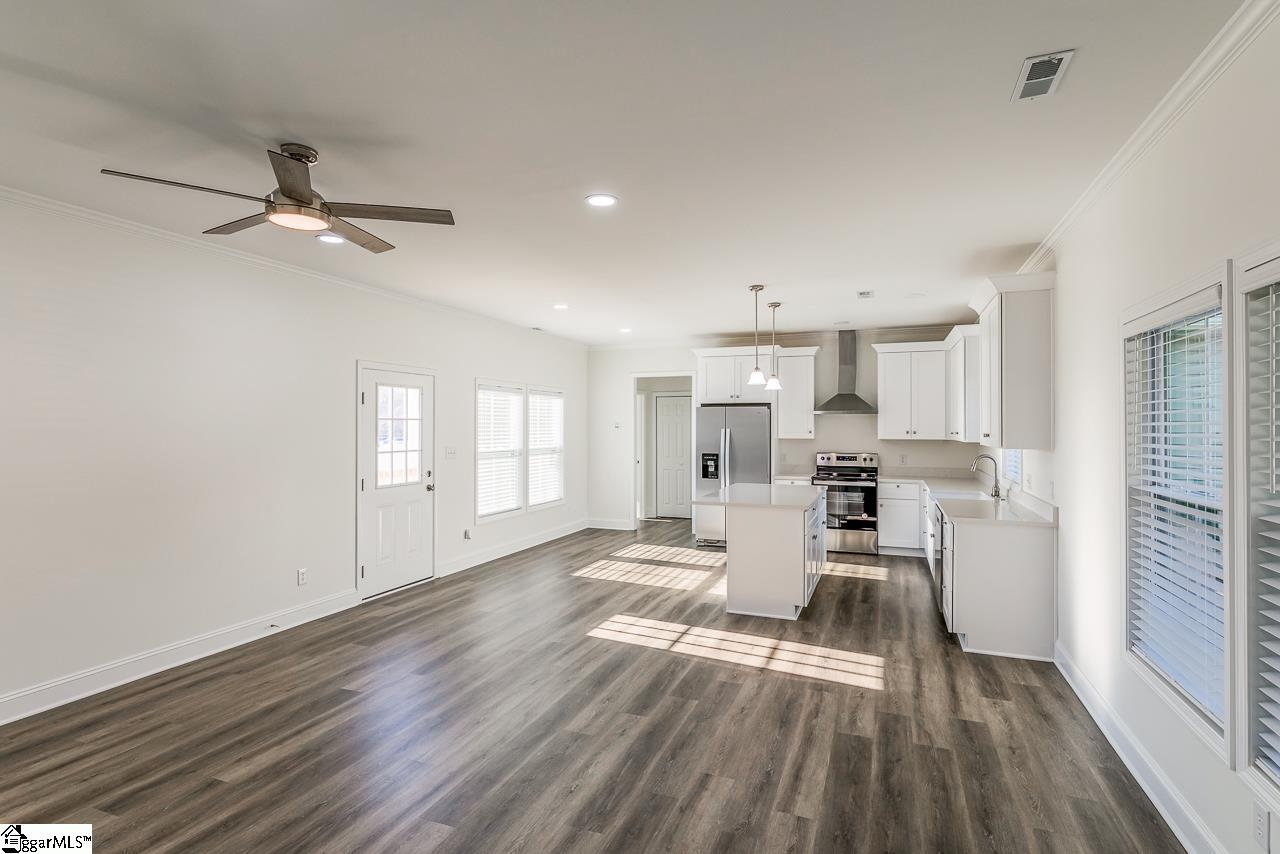Property image 2 of 106 Stratford Place in Southwood, Clinton, SC 29325