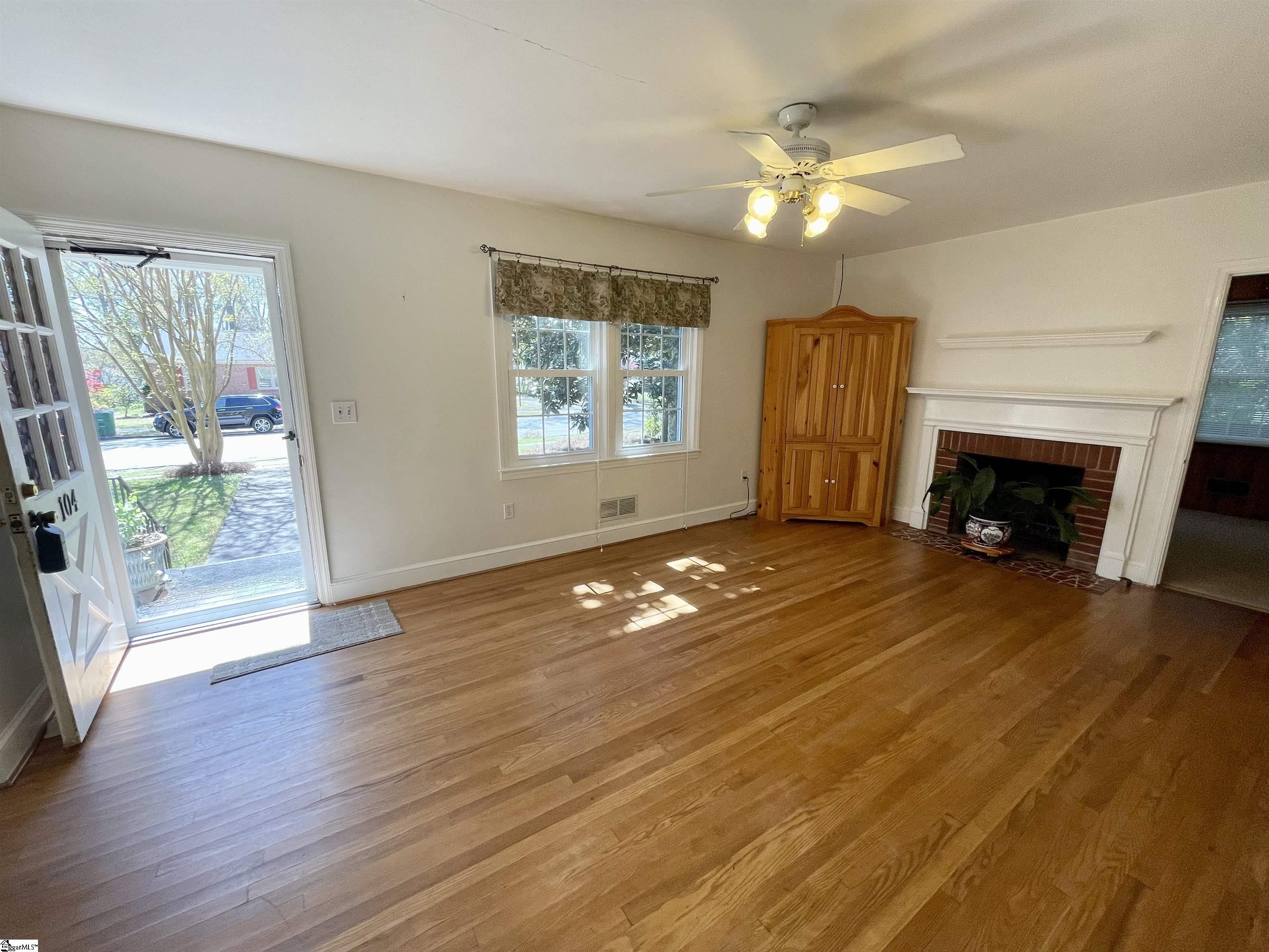 Property image 5 of 104 W Walnut Street in College View, Clinton, SC 29325