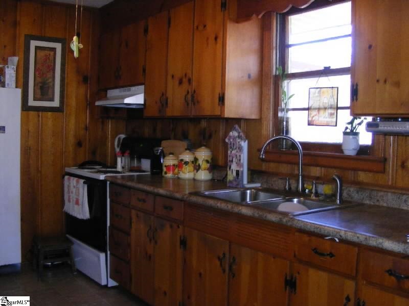 Property image 5 of 206 Crescent Drive in Grayview Estate, Laurens, SC 29360
