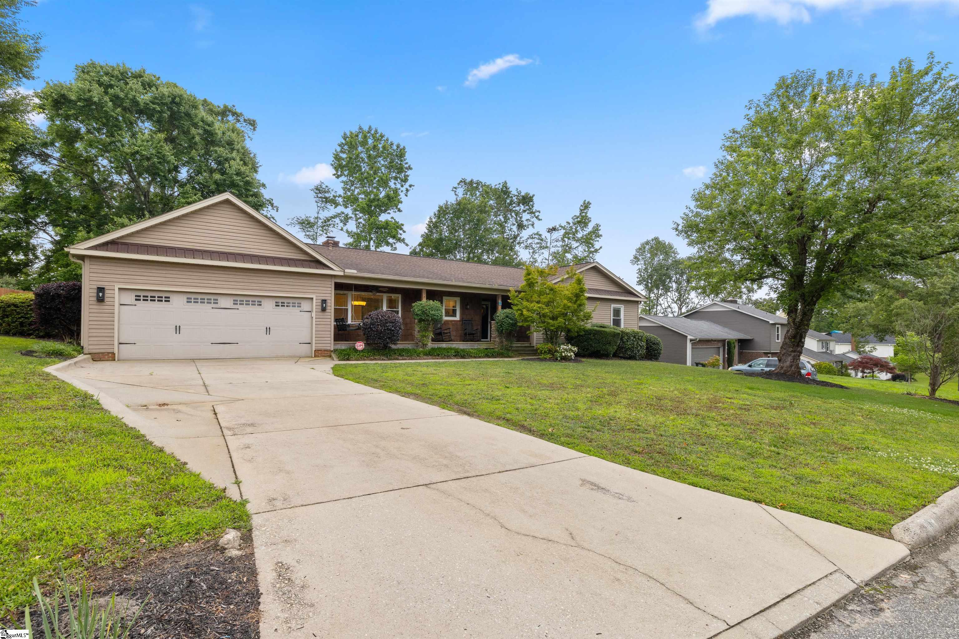 Property image 2 of 1 Huntley Castle Court in Gray Fox Run, Taylors, SC 29687