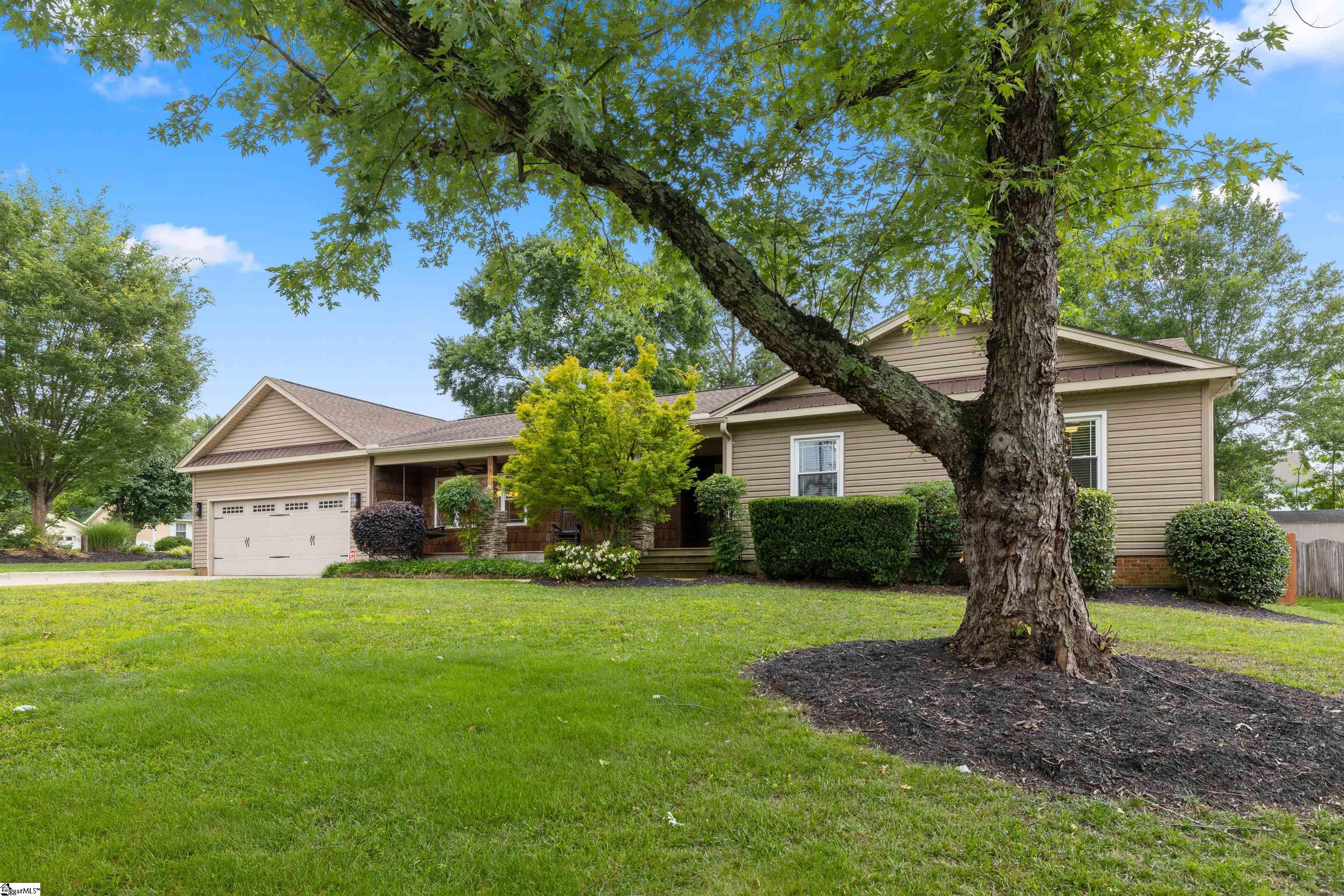 Property image 3 of 1 Huntley Castle Court in Gray Fox Run, Taylors, SC 29687