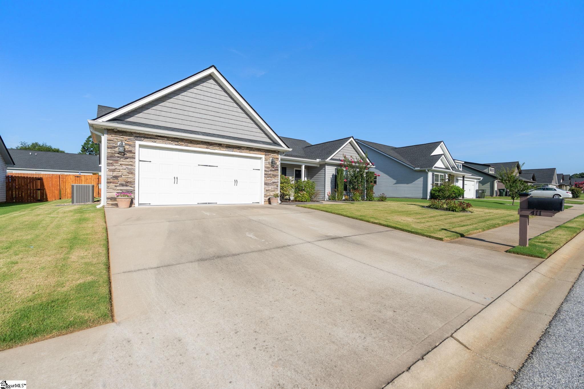 Property image 2 of 411 Peaksview Drive in Lockeland Park, Simpsonville, SC 29681
