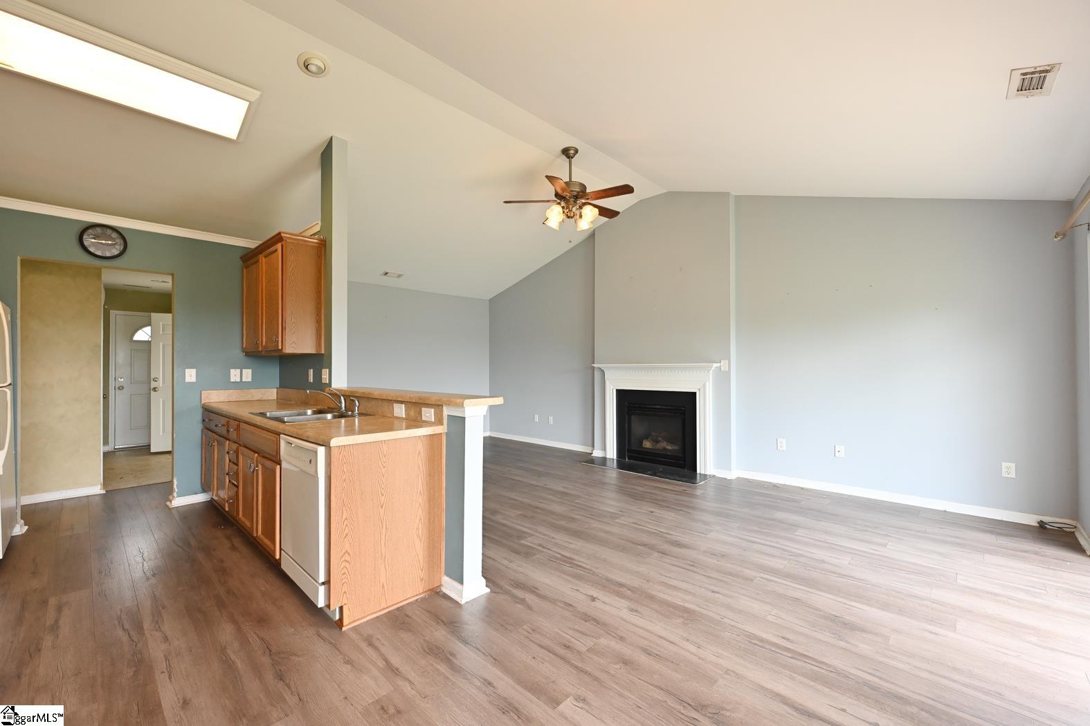 Property image 5 of 704 E Camelton Drive in Reidville Crossing, Woodruff, SC 29388