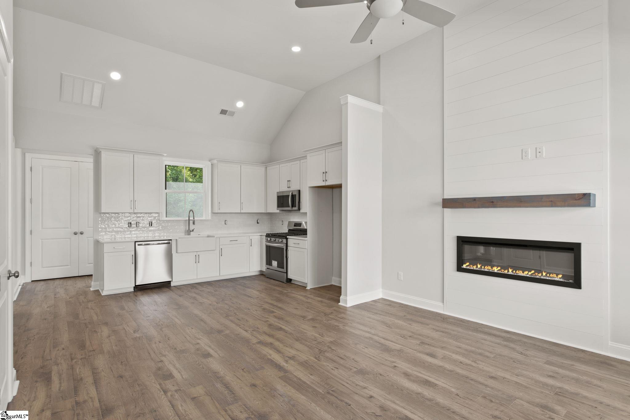 Property image 3 of 125 Cottage Lane in Palmetto Crossing, Greenwood, SC 29649