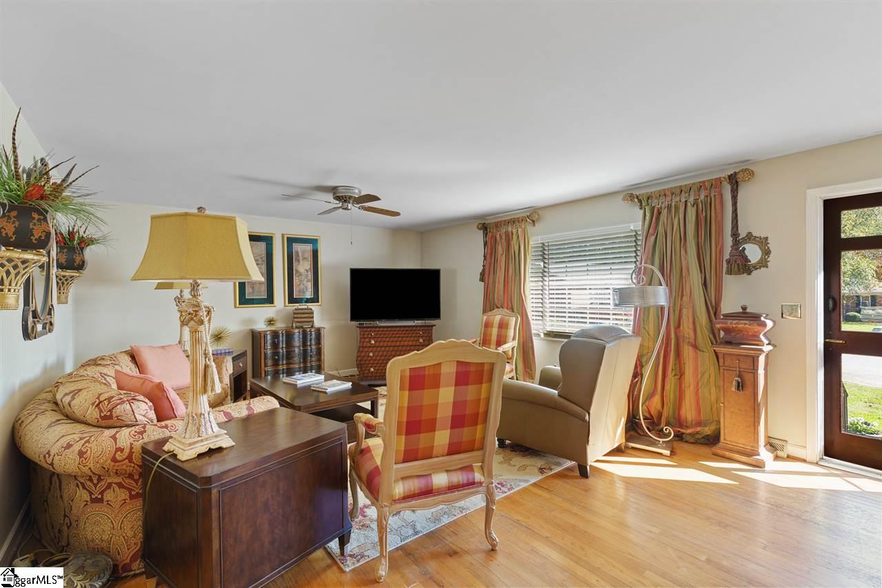 Property image 2 of 16 Capewood Court in Dellwood, Greenville, SC 29609