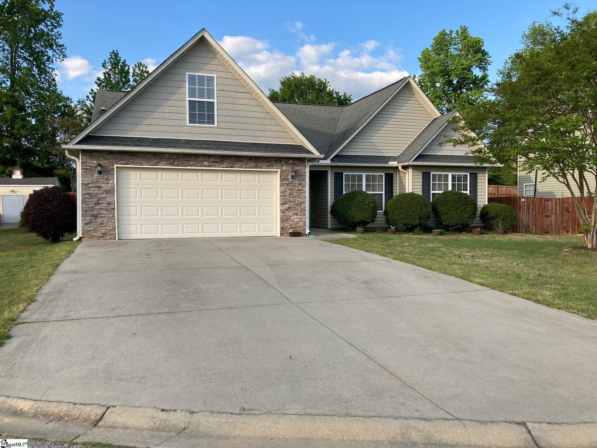 Property image 2 of 112 Kingsdale Court in Autumn Woods, Simpsonville, SC 29680