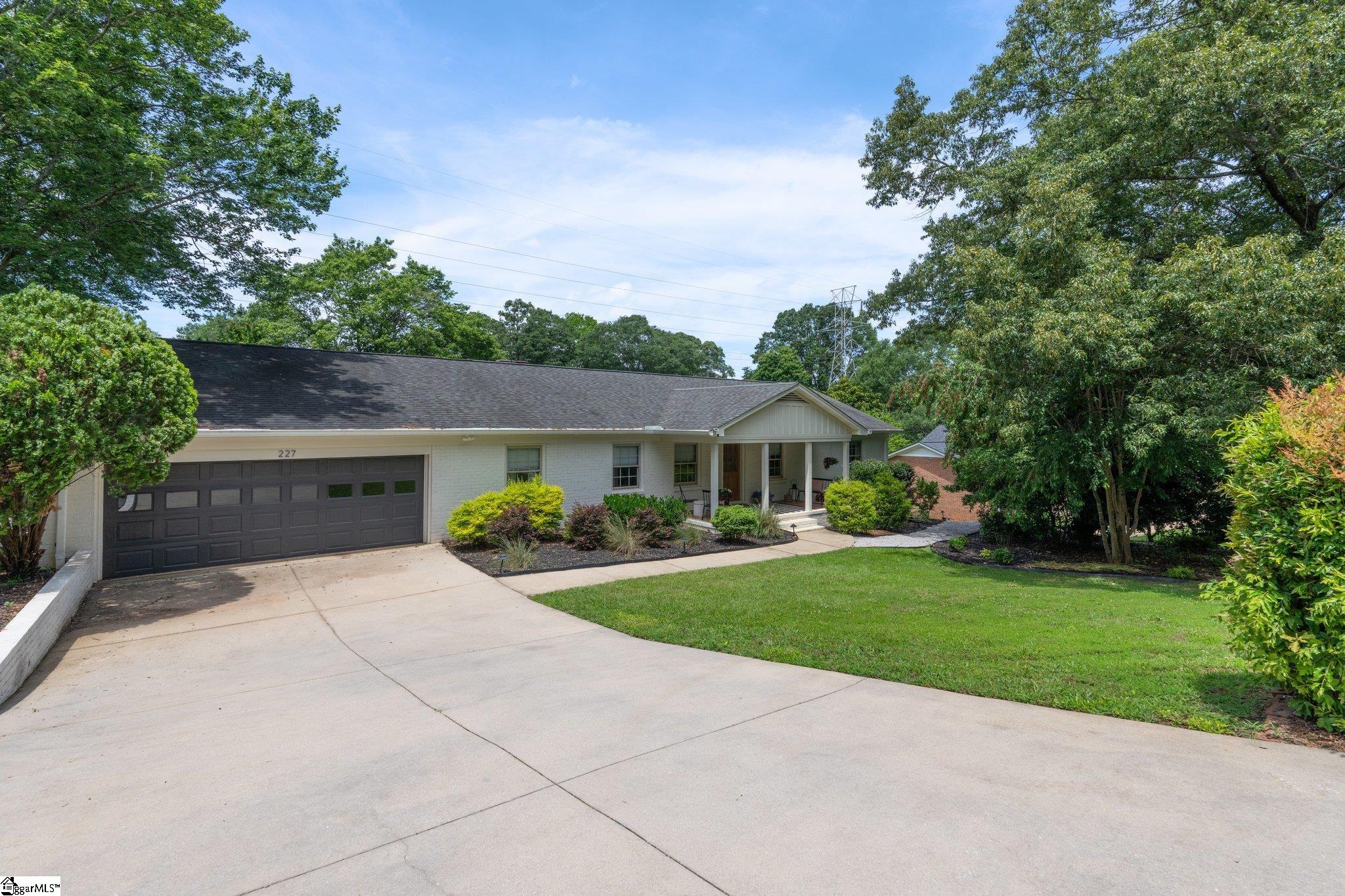 Property image 2 of 227 Donington Drive in Kingsgate, Greenville, SC 29615
