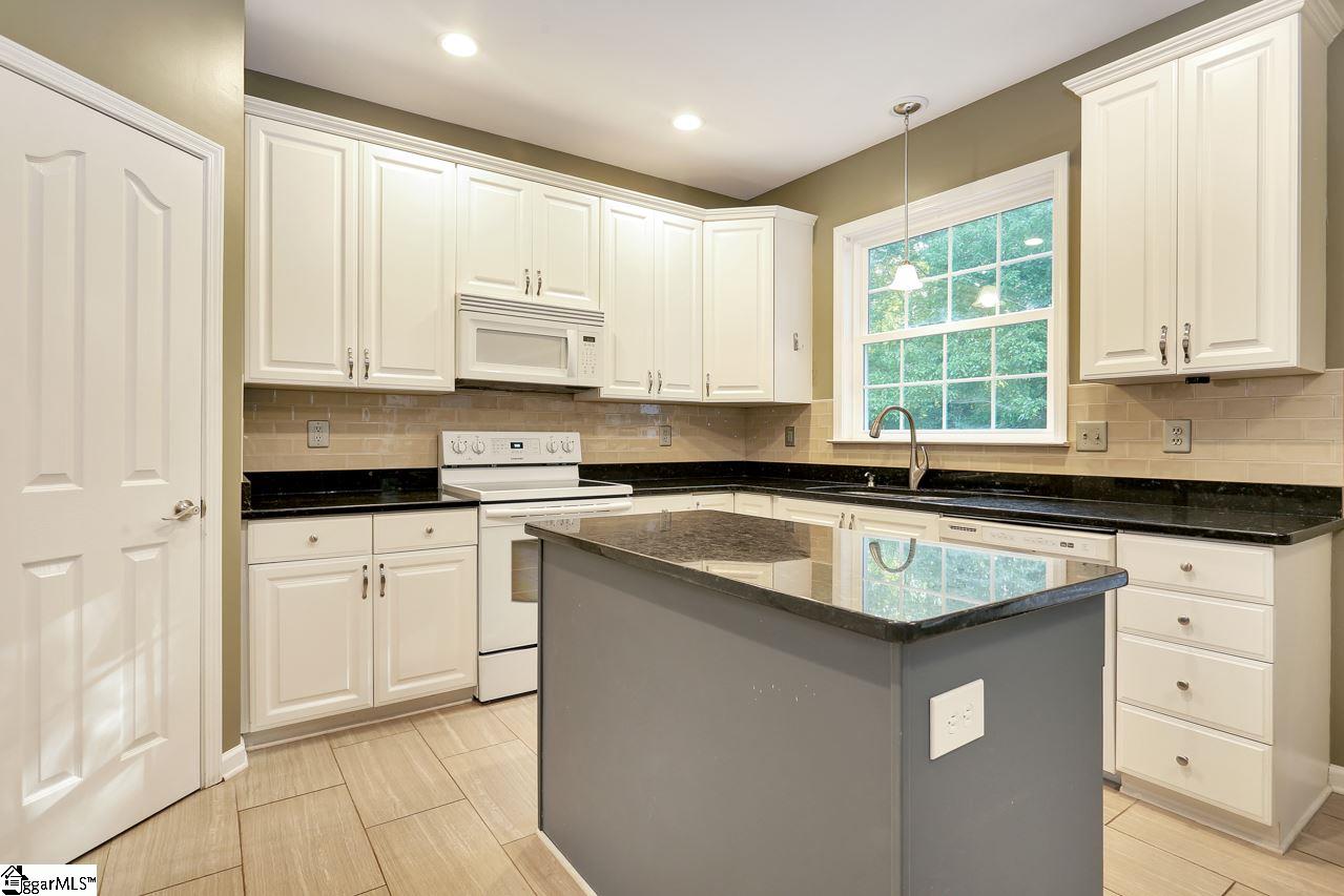 Property image 5 of 204 N Antigo Court in Hudson Forest, Greer, SC 29650-2983