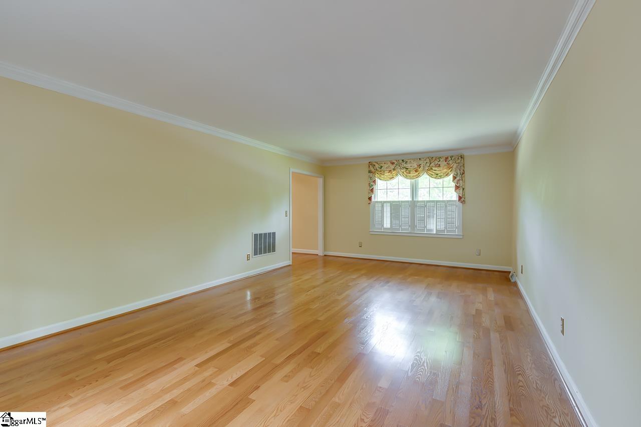 Property image 4 of 104 E Kenilworth Drive in Kingsgate, Greenville, SC 29615-2441