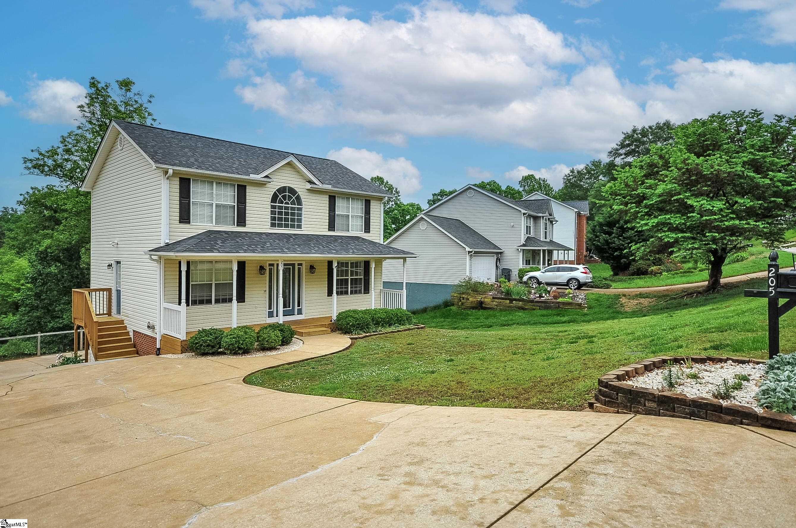 Property image 2 of 205 N Celestial Drive in Crestview Hills, Greer, SC 29651