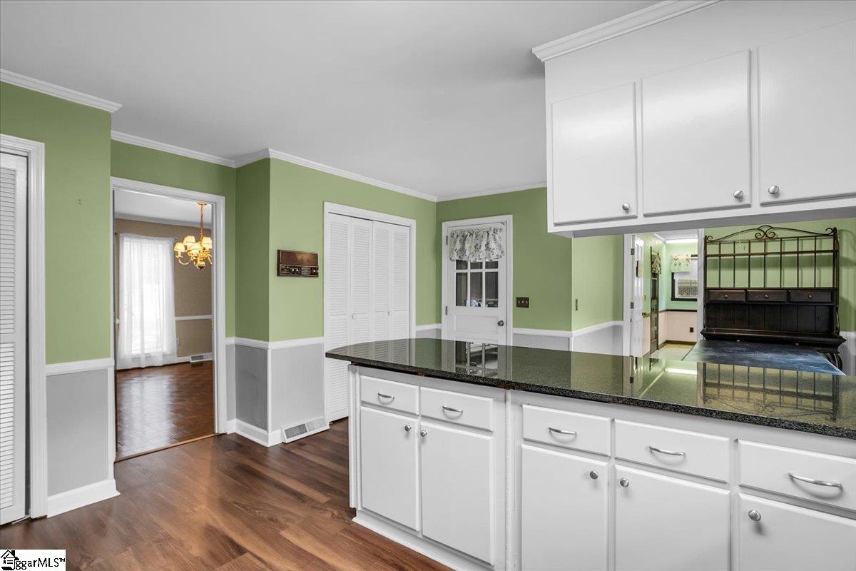 Property image 3 of 301 E Kenilworth Drive in Kingsgate, Greenville, SC 29615